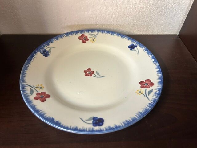 Mary lou plate decorated with small flowers in digoin earthenware