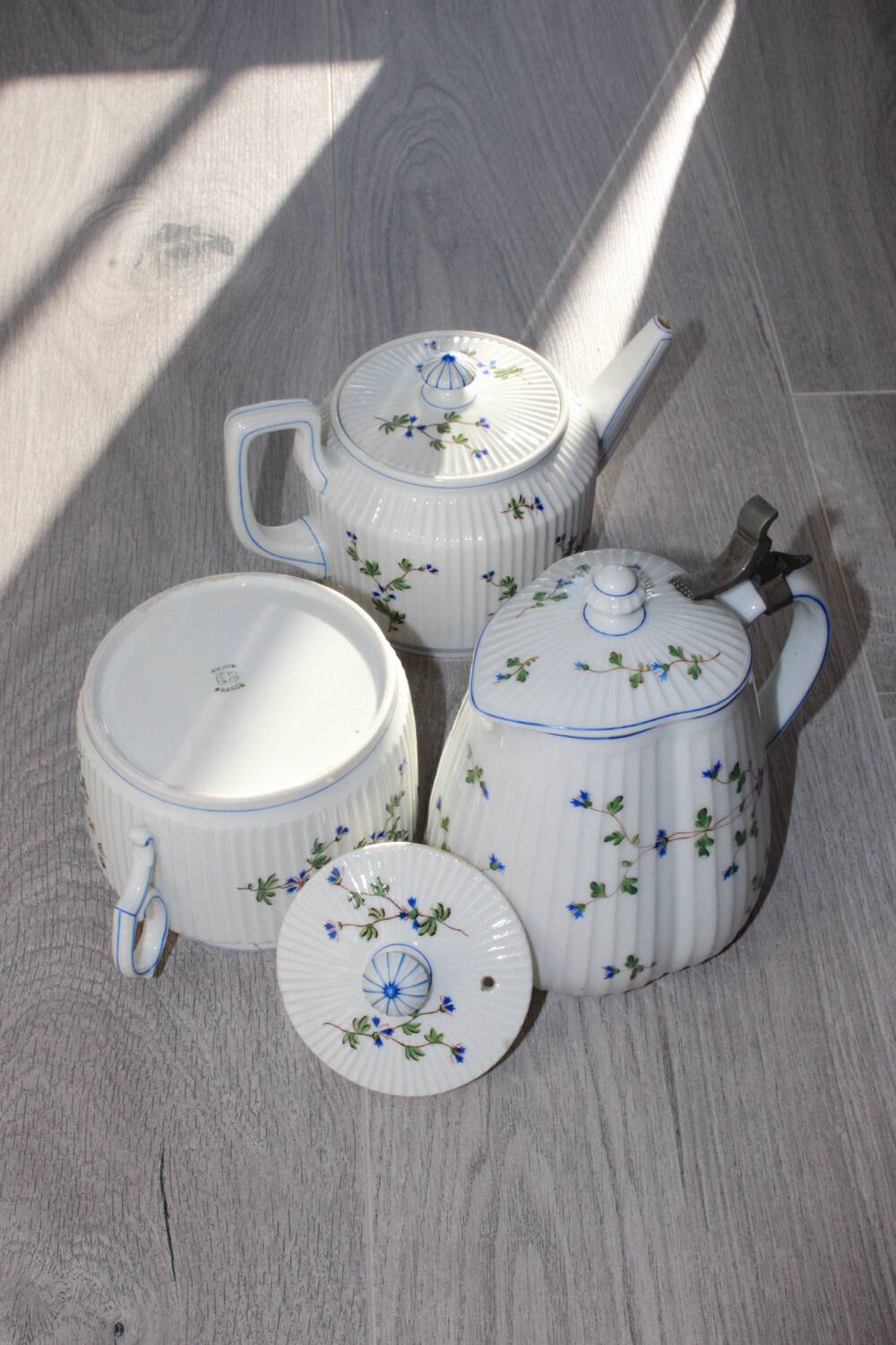 Service à thé ancien en porcelaine