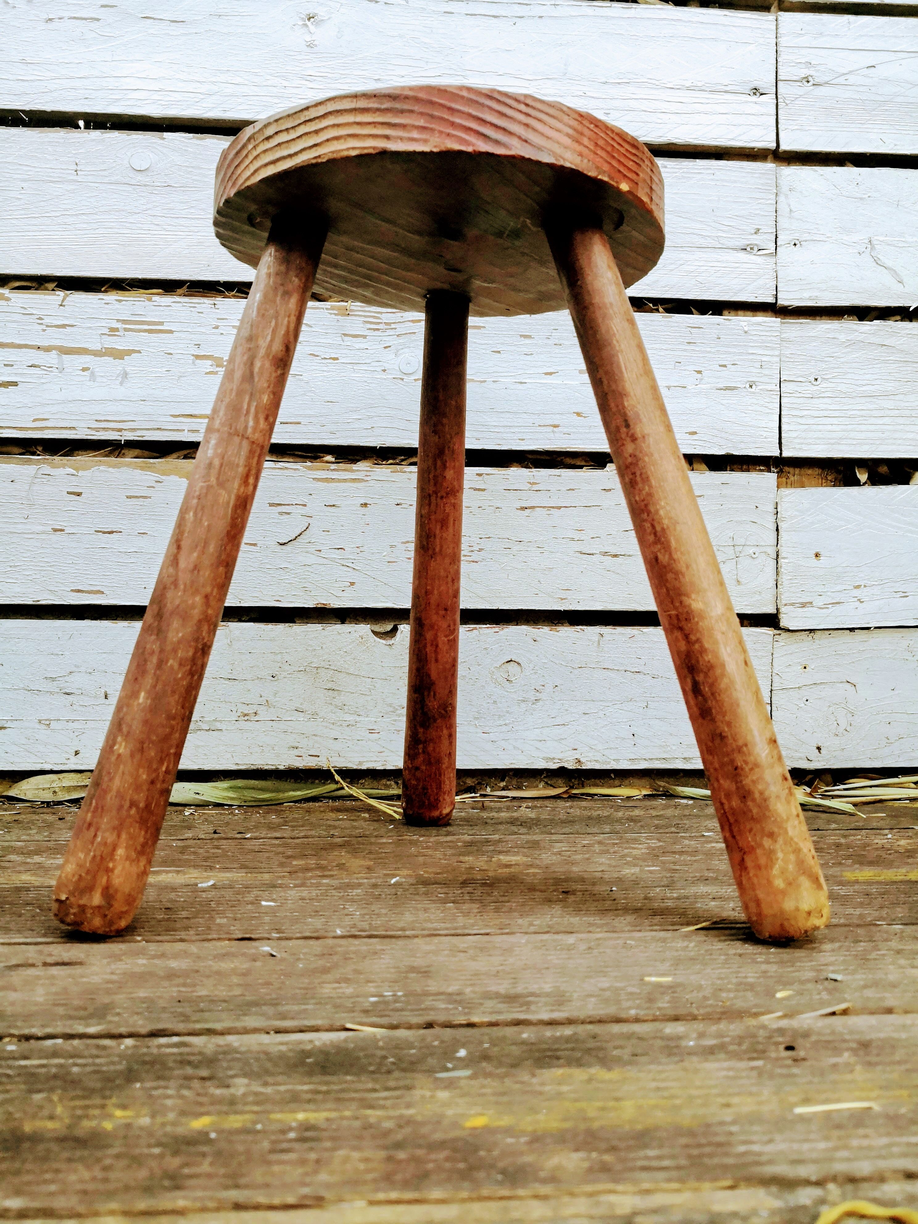 Farm tripod stool