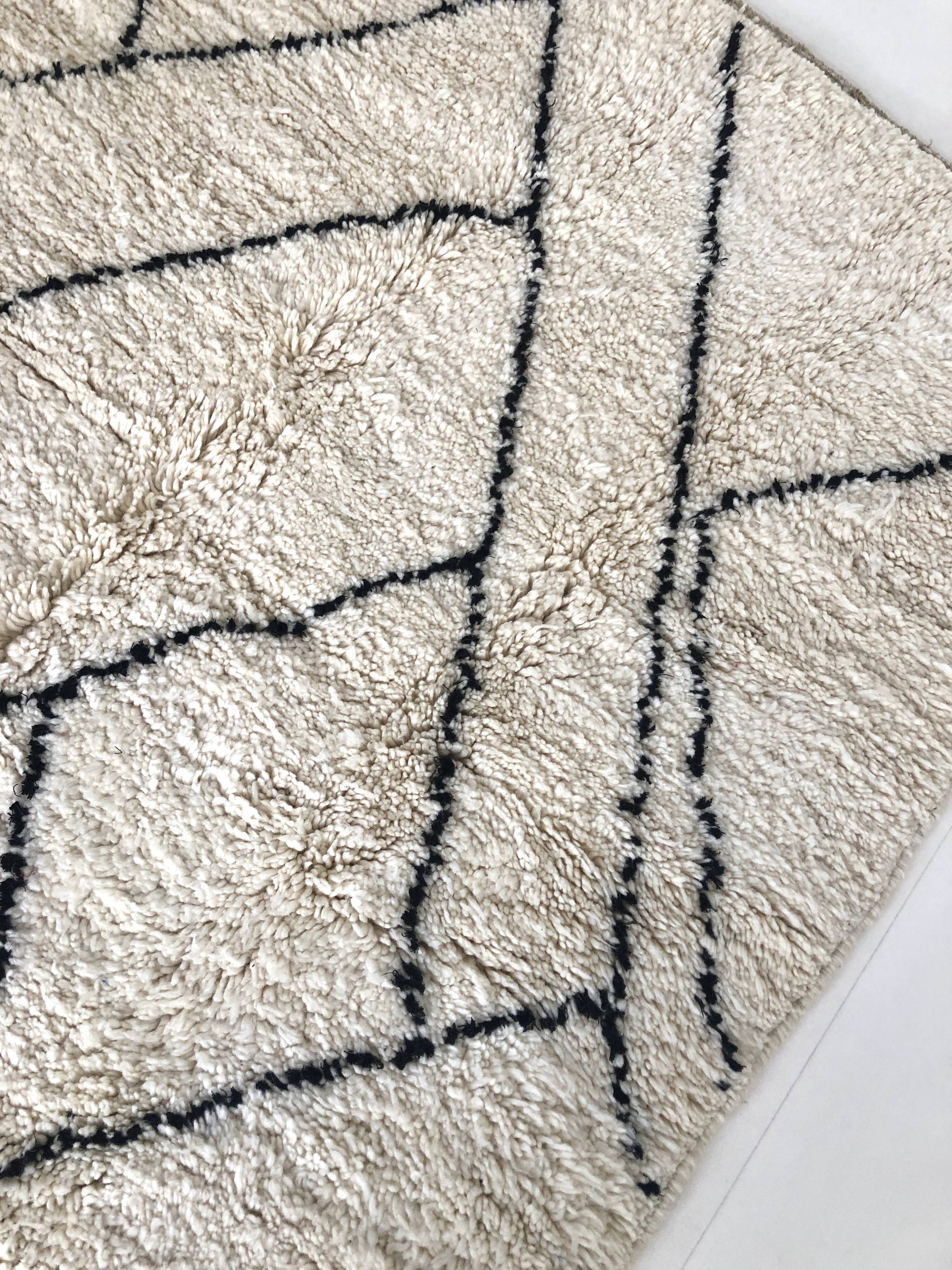 Moroccan Berber carpet Beni Ouarain with black graphic patterns 2,36x1.55m