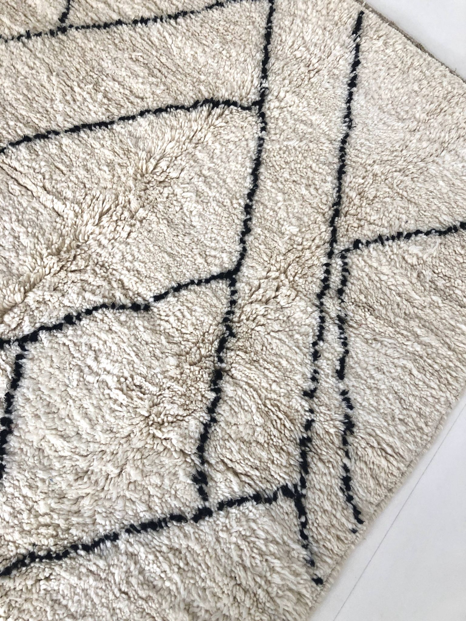 Moroccan Berber carpet Beni Ouarain with black graphic patterns 2,36x1.55m