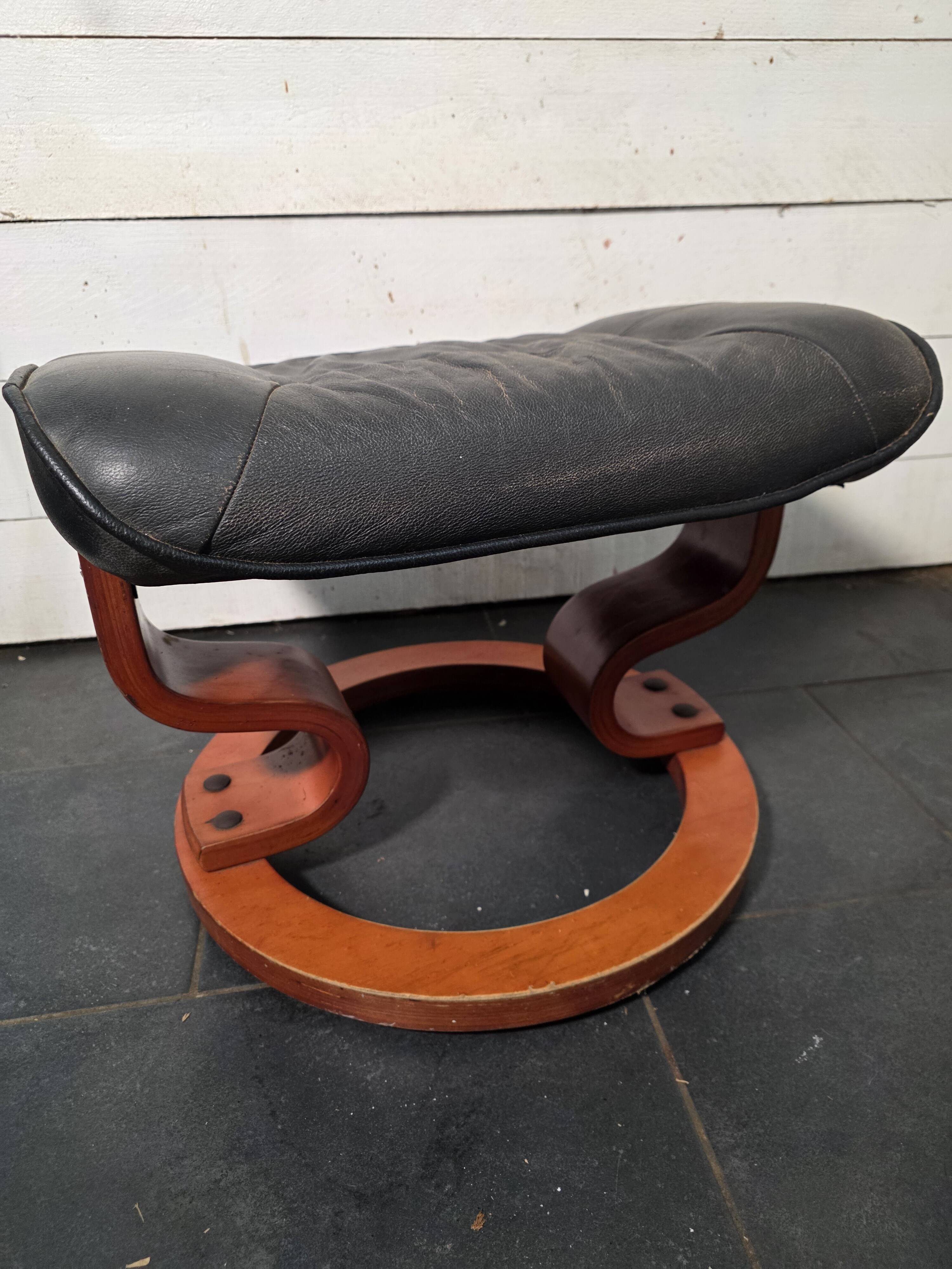 Footrest / Black leather and wood pouf - Stressless