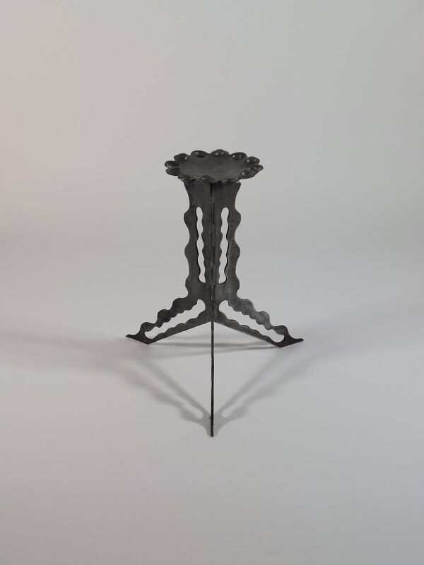Support de fleurs en colonne brutaliste, forgé à la main et découpé au chalumeau, unique en son genre.