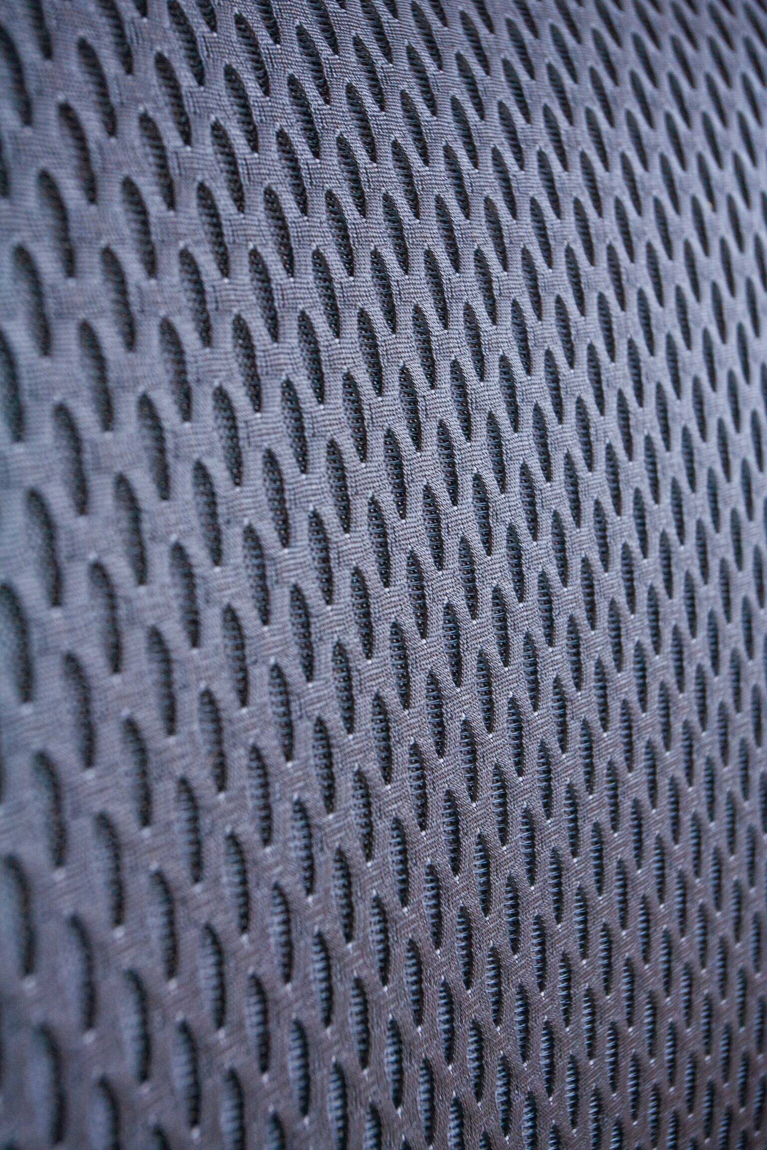 Vitra ID Trim office chair by Antonio Citterio — black mesh backrest and blue fabric seat, aluminium frame.