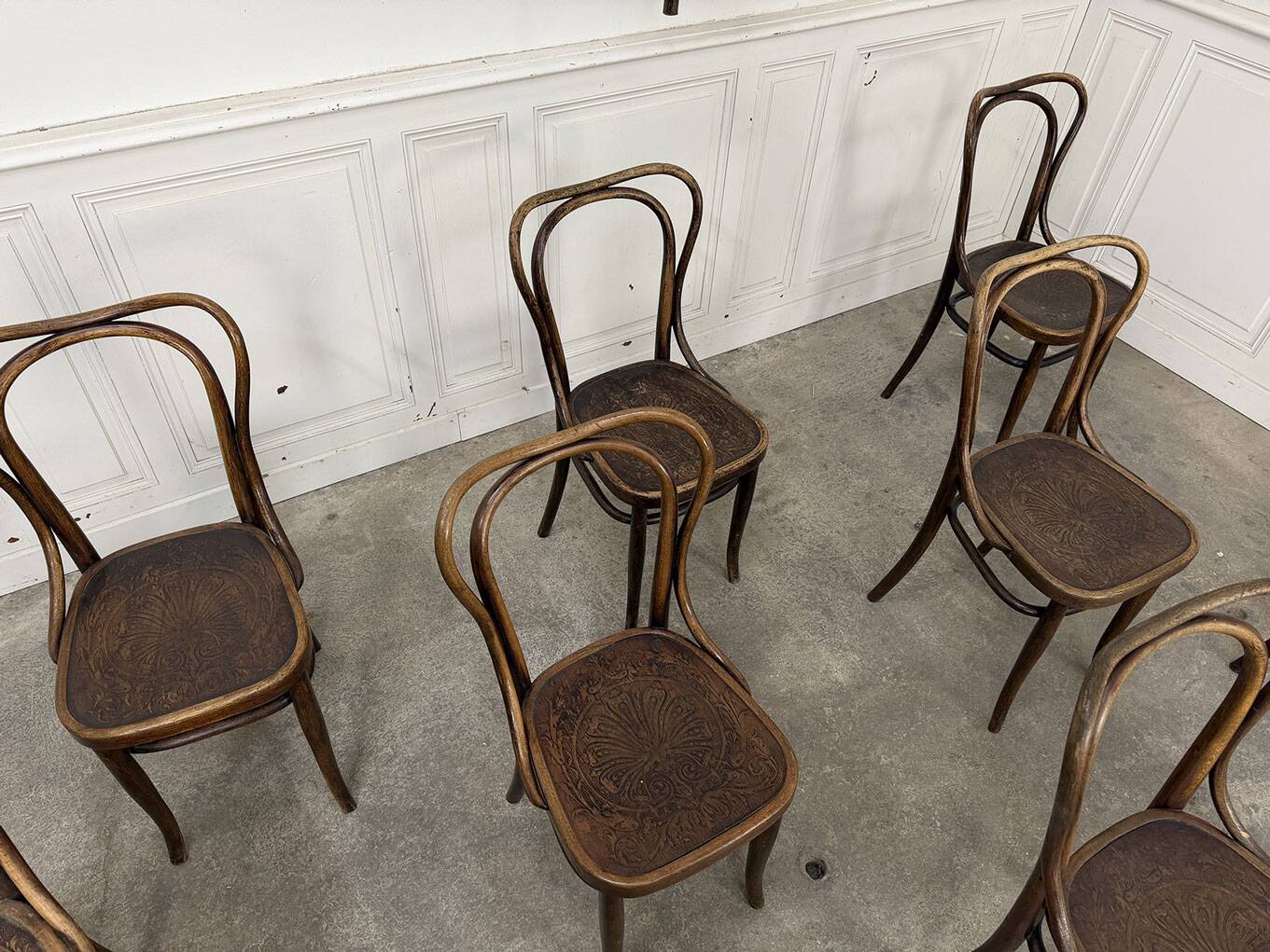 Suite de 12 chaises de bistrot à gaufrage végétal 1920