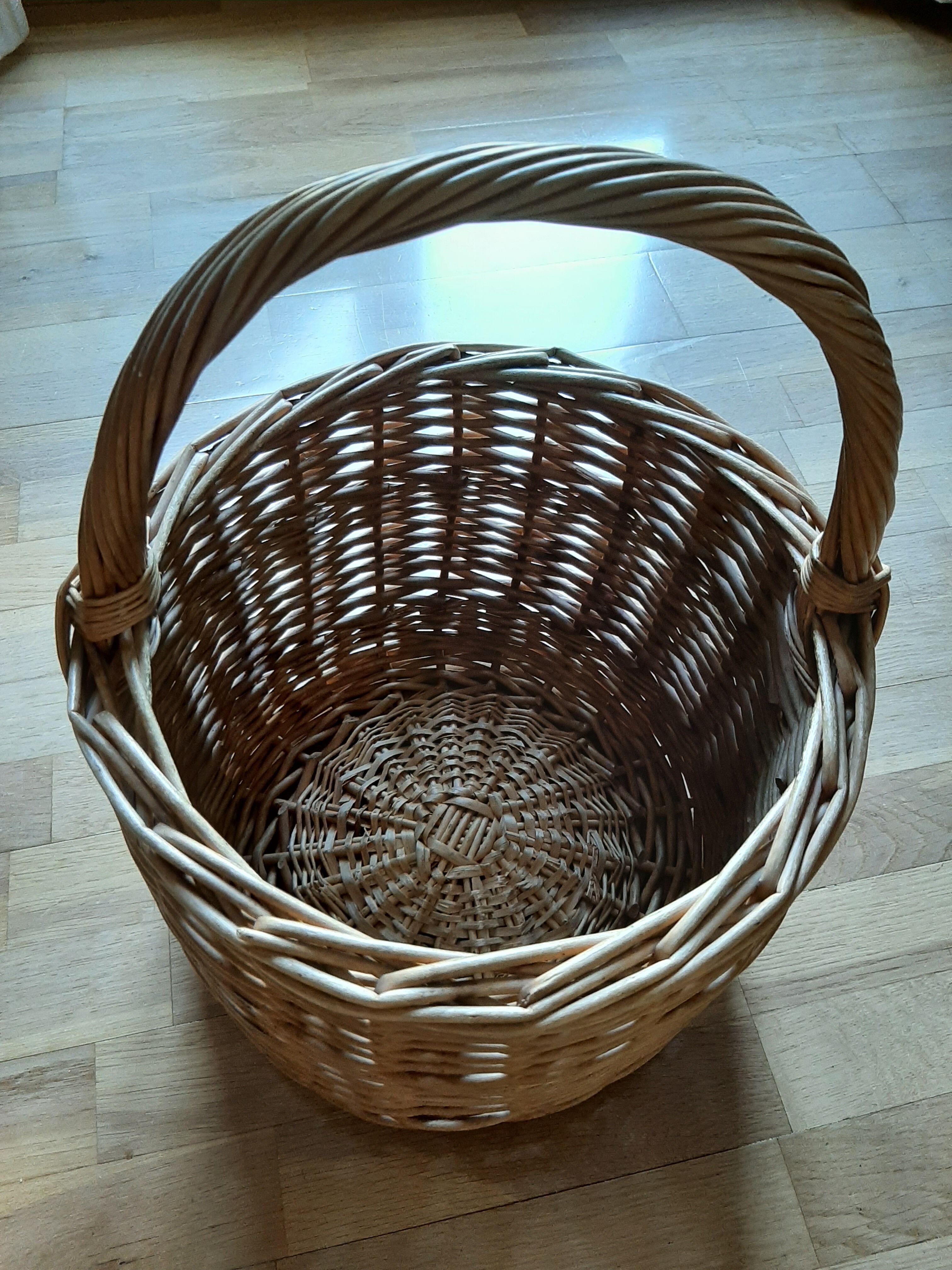 Round wicker basket from the Villaines les rochers cooperative