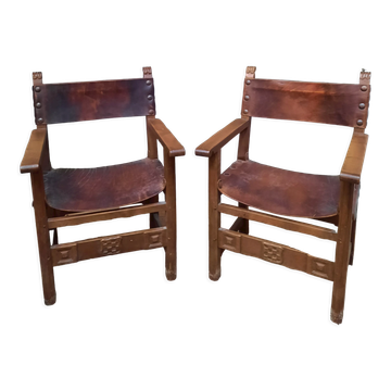 Paire de fauteuils style médiéval en cuir