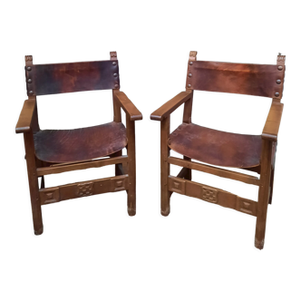 Paire de fauteuils style médiéval en cuir
