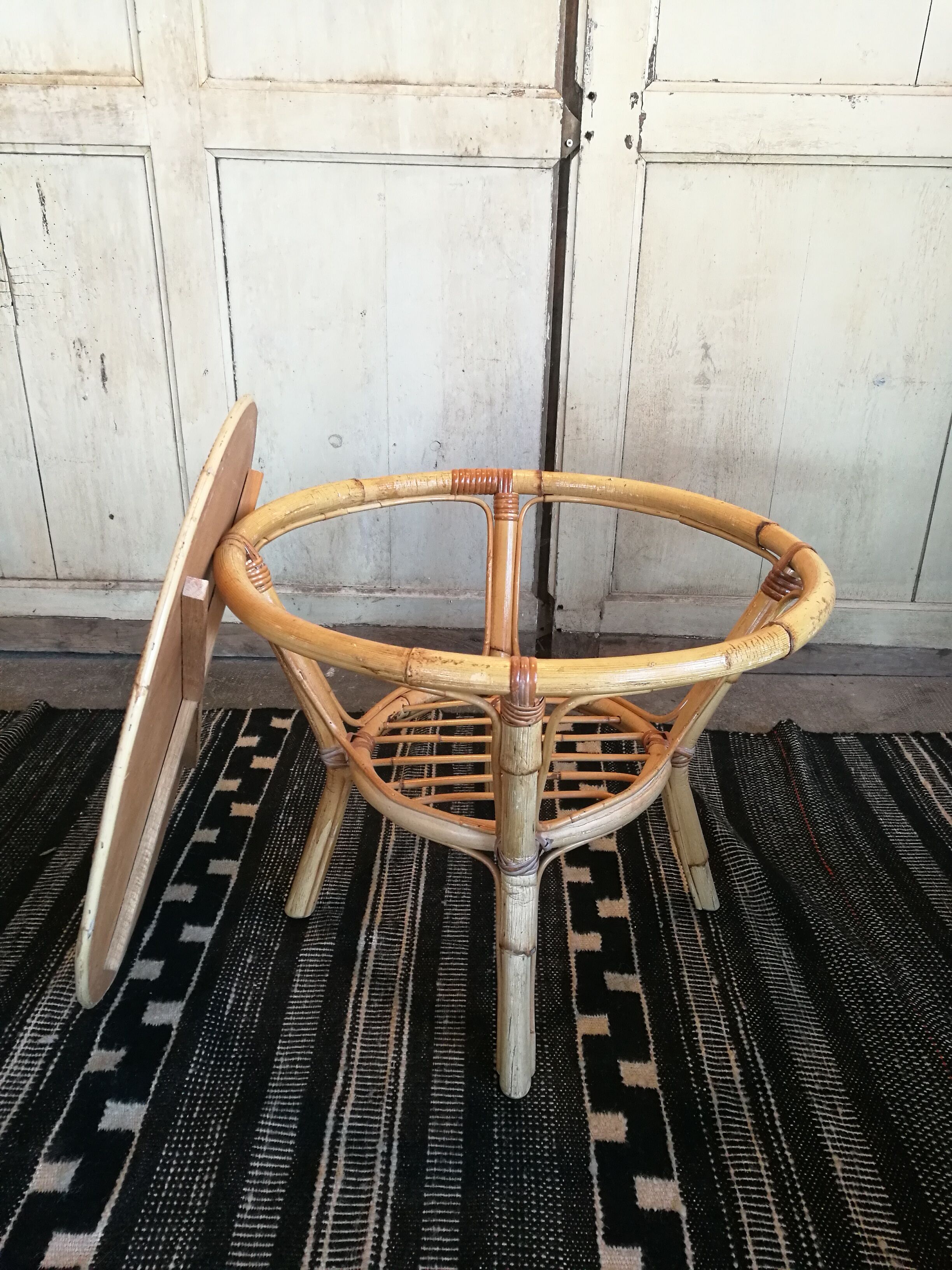 Round coffee table rattan