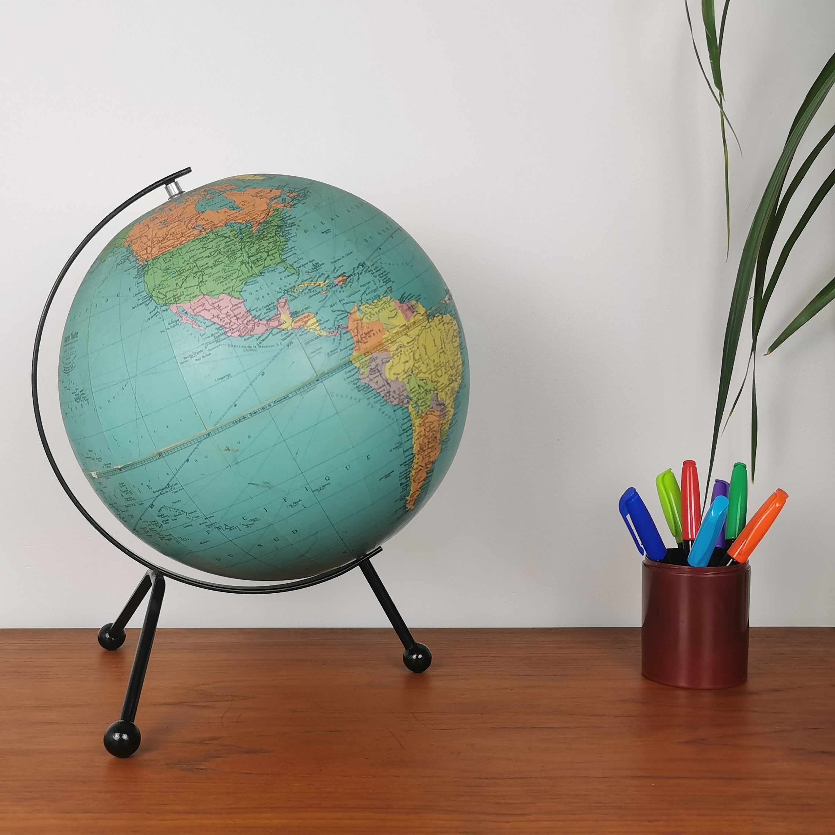 Tripod tarid globe