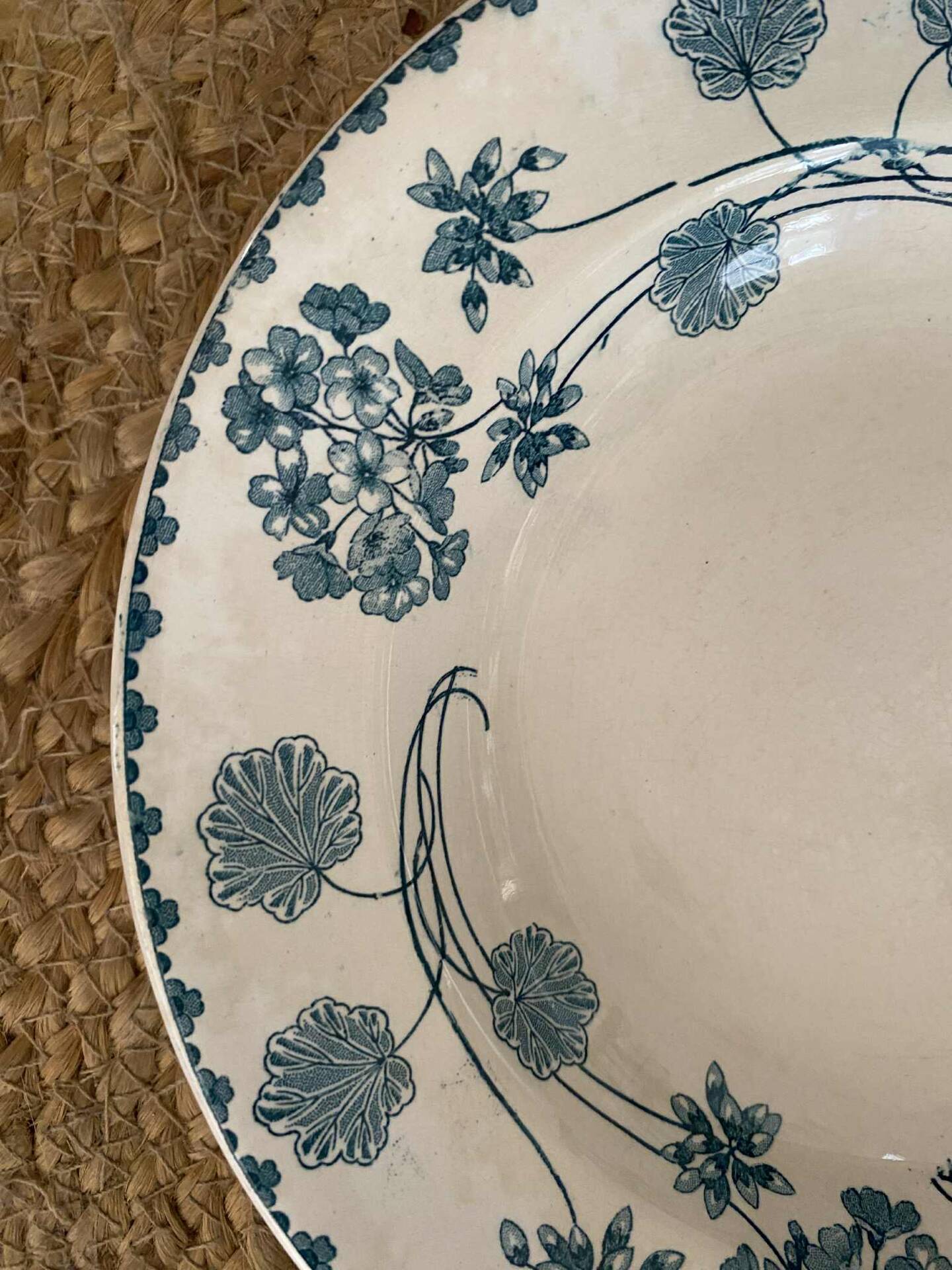 Deep plates Sarreguemines geranium model in blue 1900.