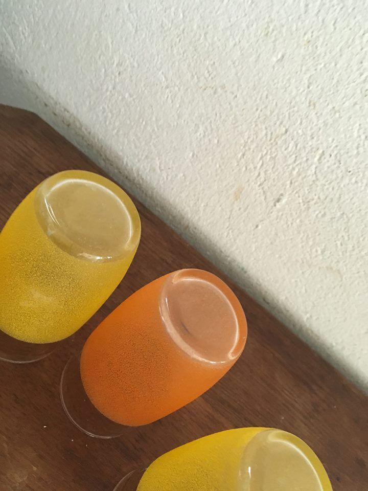 Four glasses in orange granités in orange and yellow