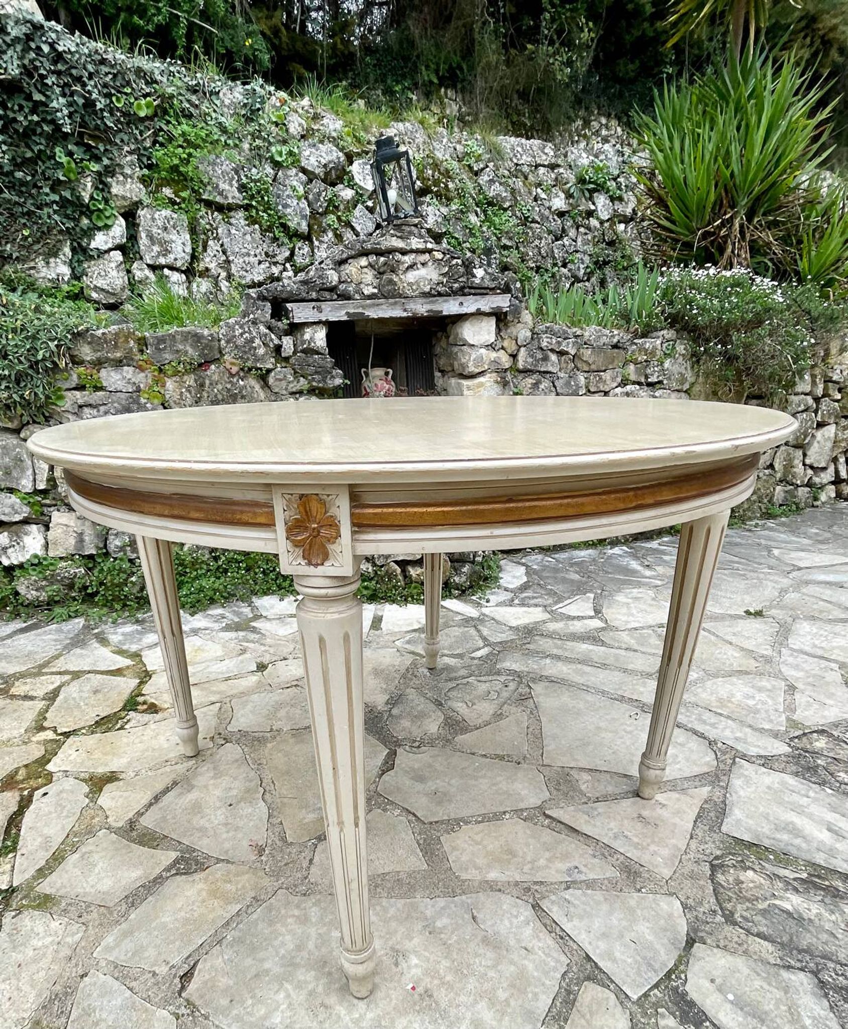 Louis XVI style round table in painted wood