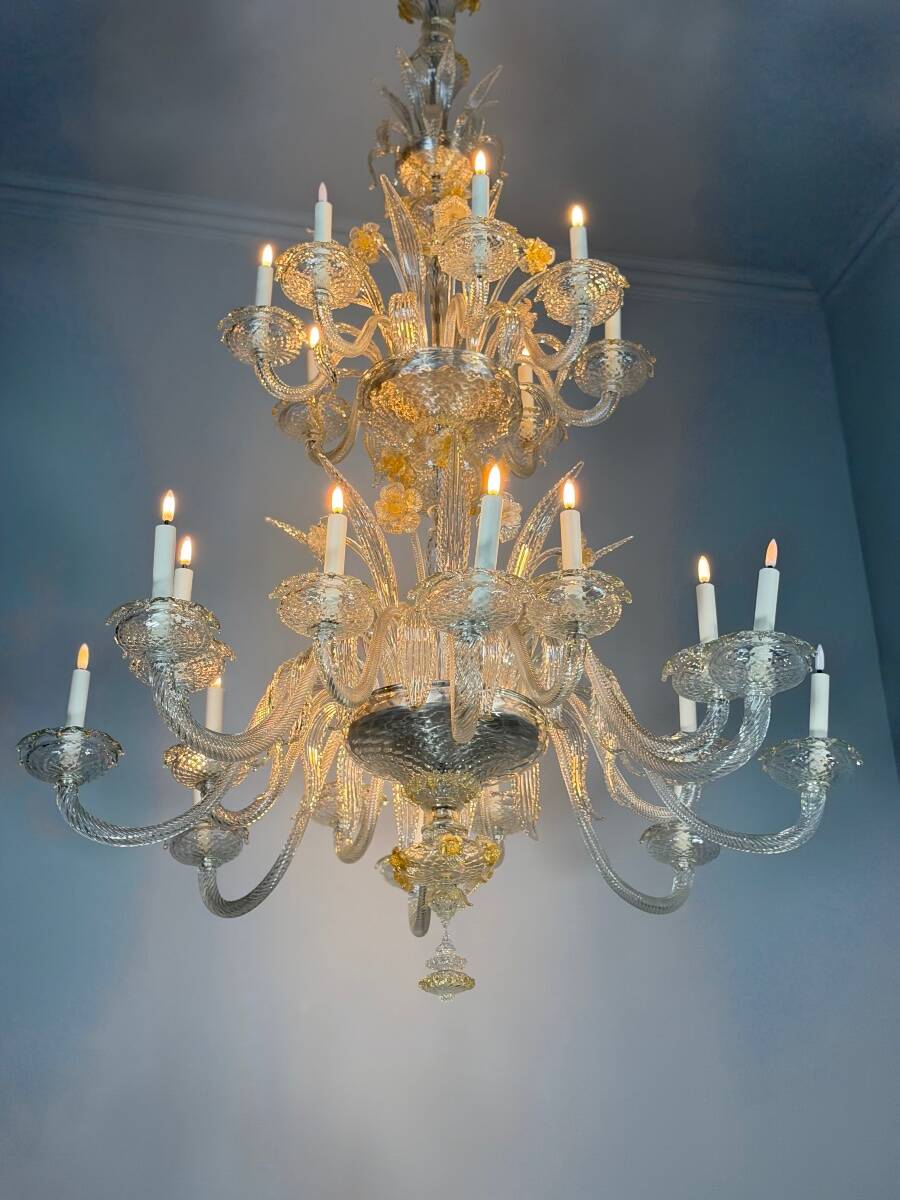 Venetian chandelier in gilded Murano glass, 24 light sources, three tiers, circa 1940.