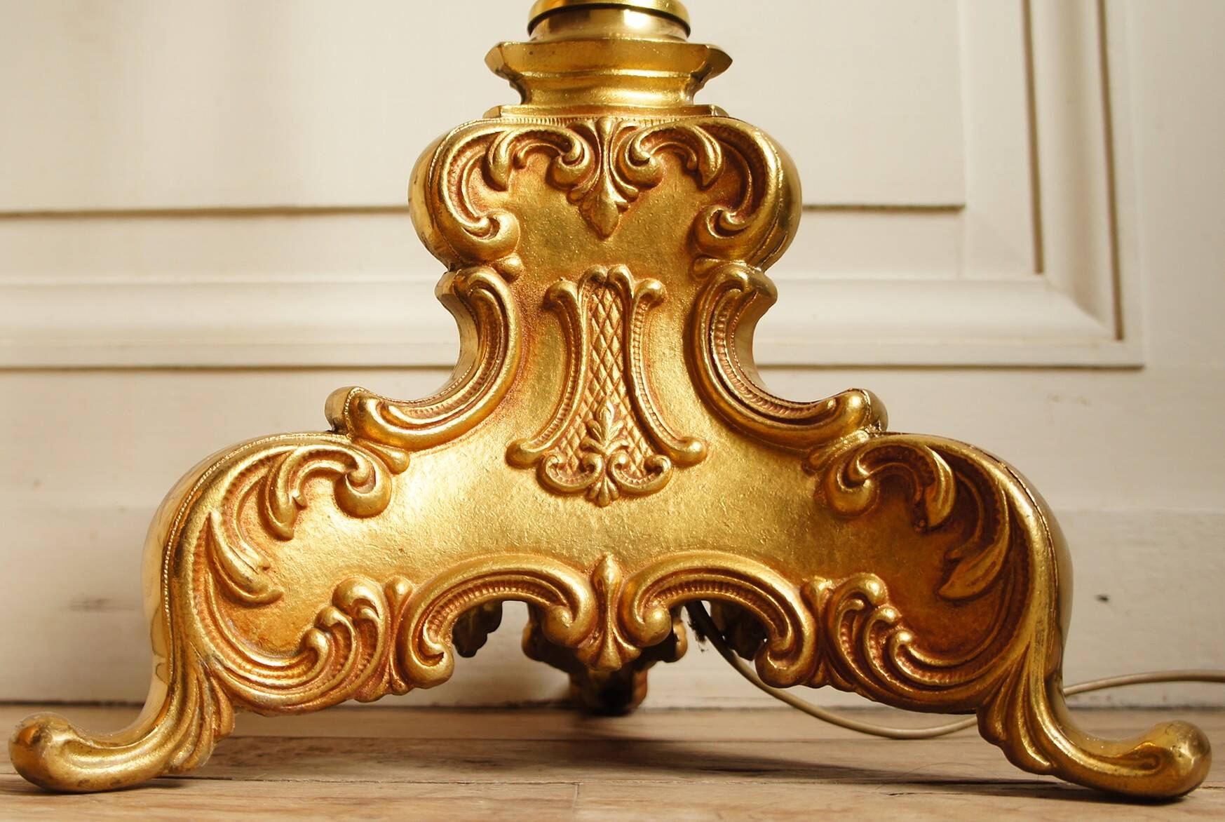 "Pique candle" double fire floor lamp in gilded bronze