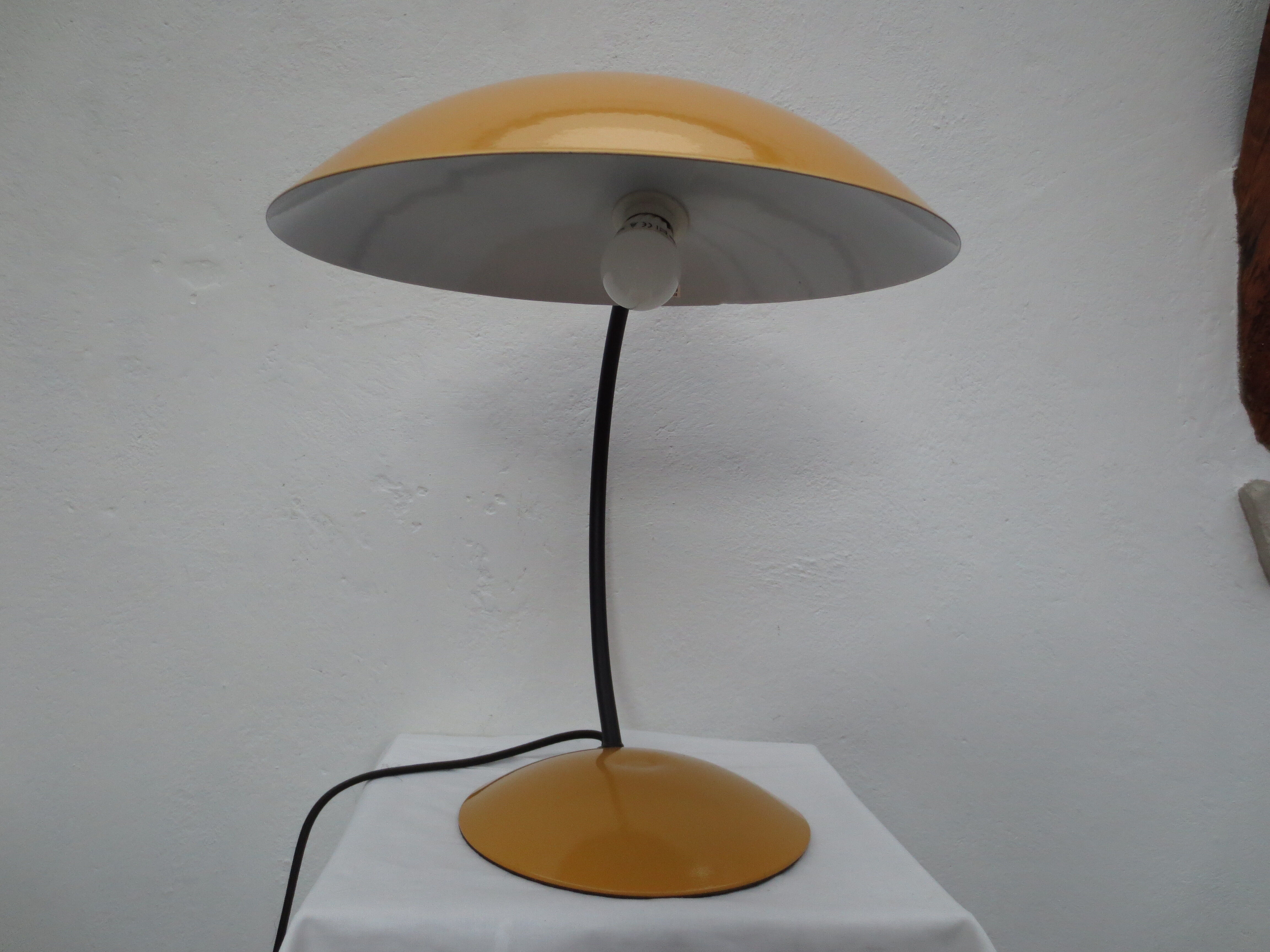 Lampe de table en métal jaune moutarde