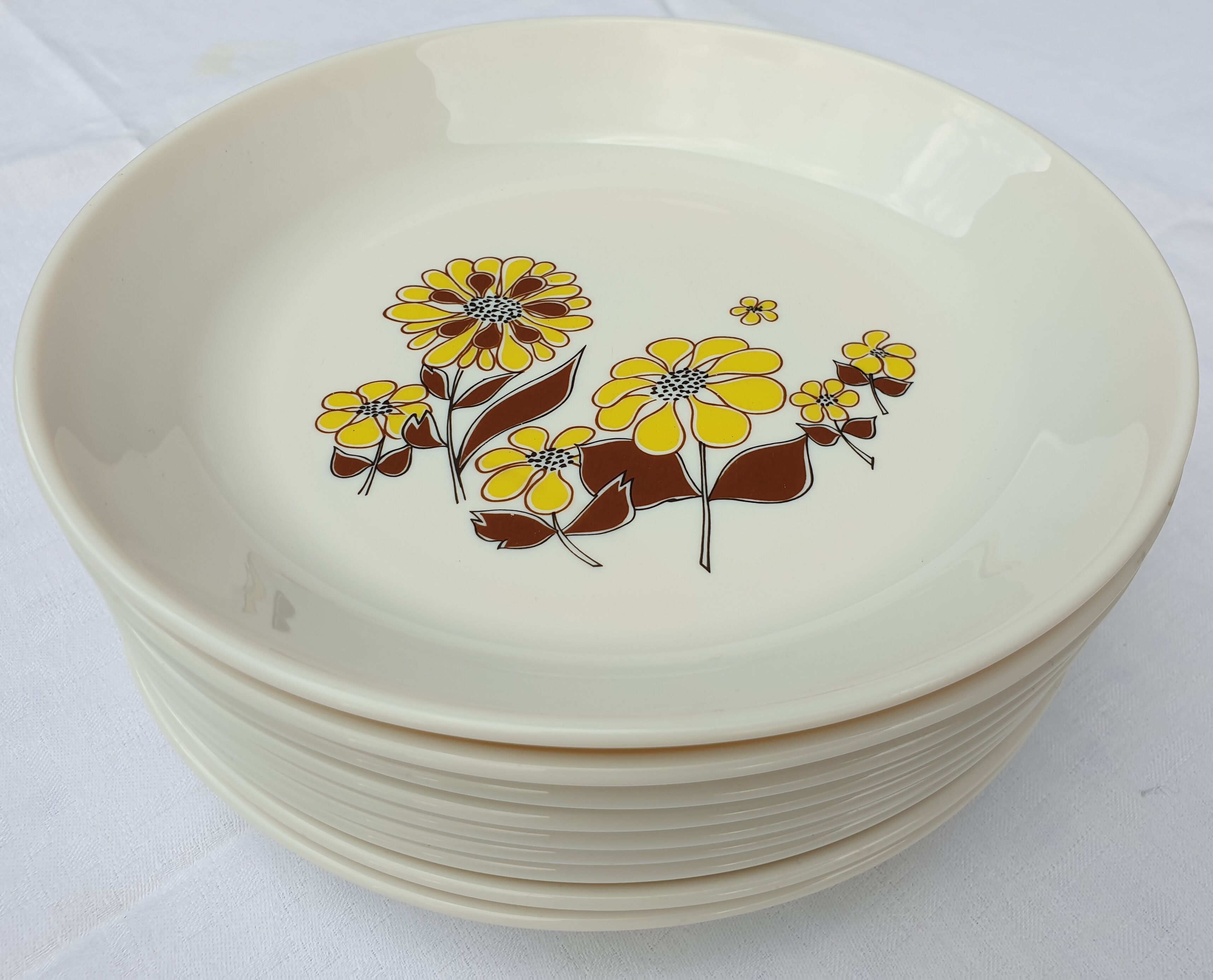 Set 14 plates Marguerites pop design 1970 Sovirel