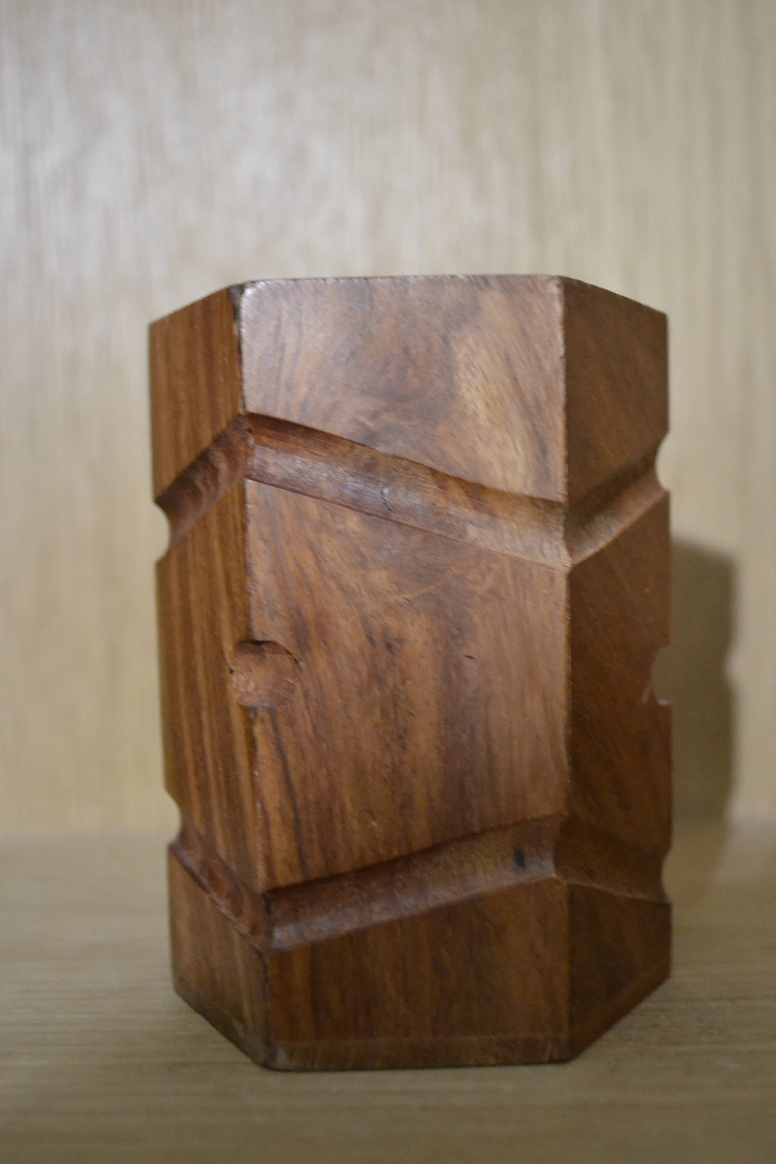 Pot à crayons en bois