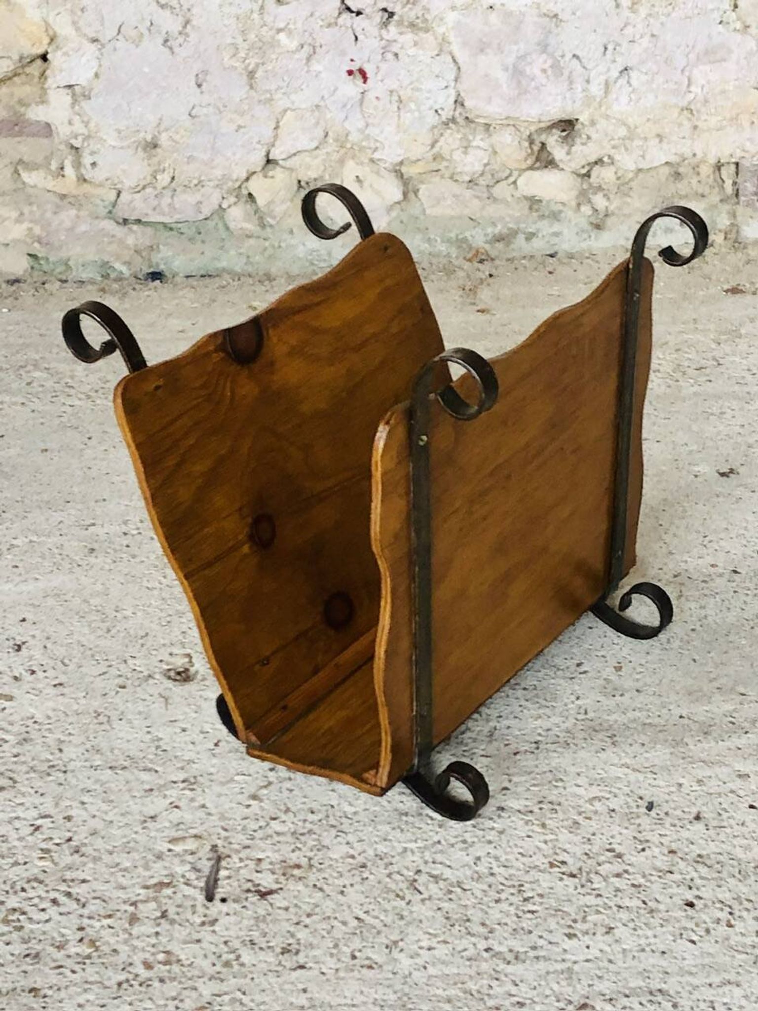 Porte revues vintage en bois et fer forgé circa 1950s
