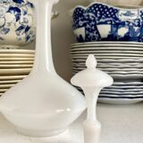 Carafe en opaline blanche
