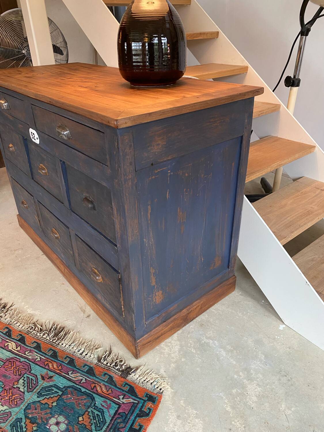 Meuble de métier grands tiroirs. Atelier de menuiserie, quincaillerie