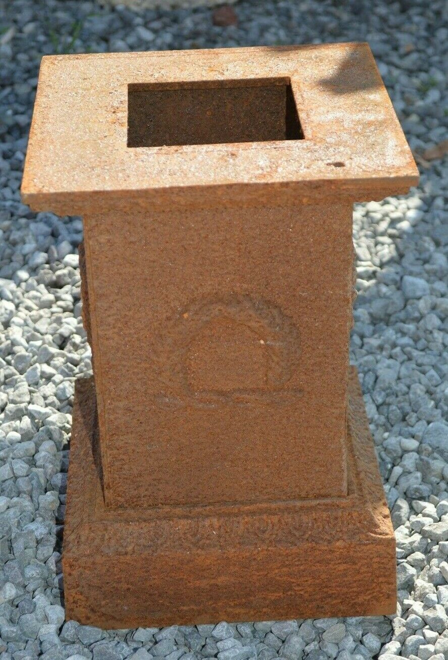 Cast iron base for medics or statue