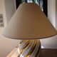 Paire de lampes de la marque Koska coloris blanc et or torsadé, avec abat-jour