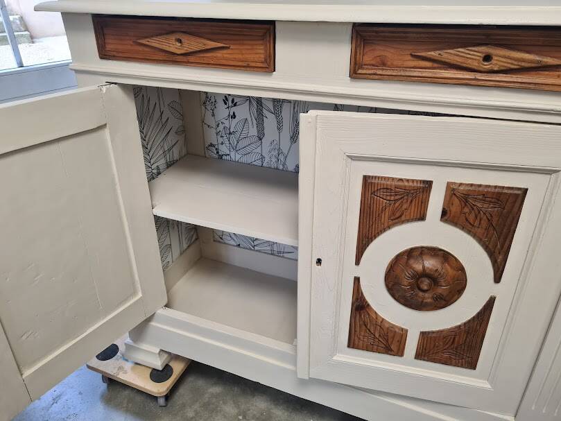 Old sideboard with 2 doors, lower St Hubert