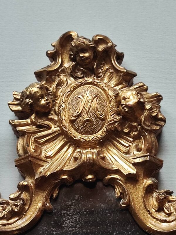 Petit miroir suspendu en métal doré