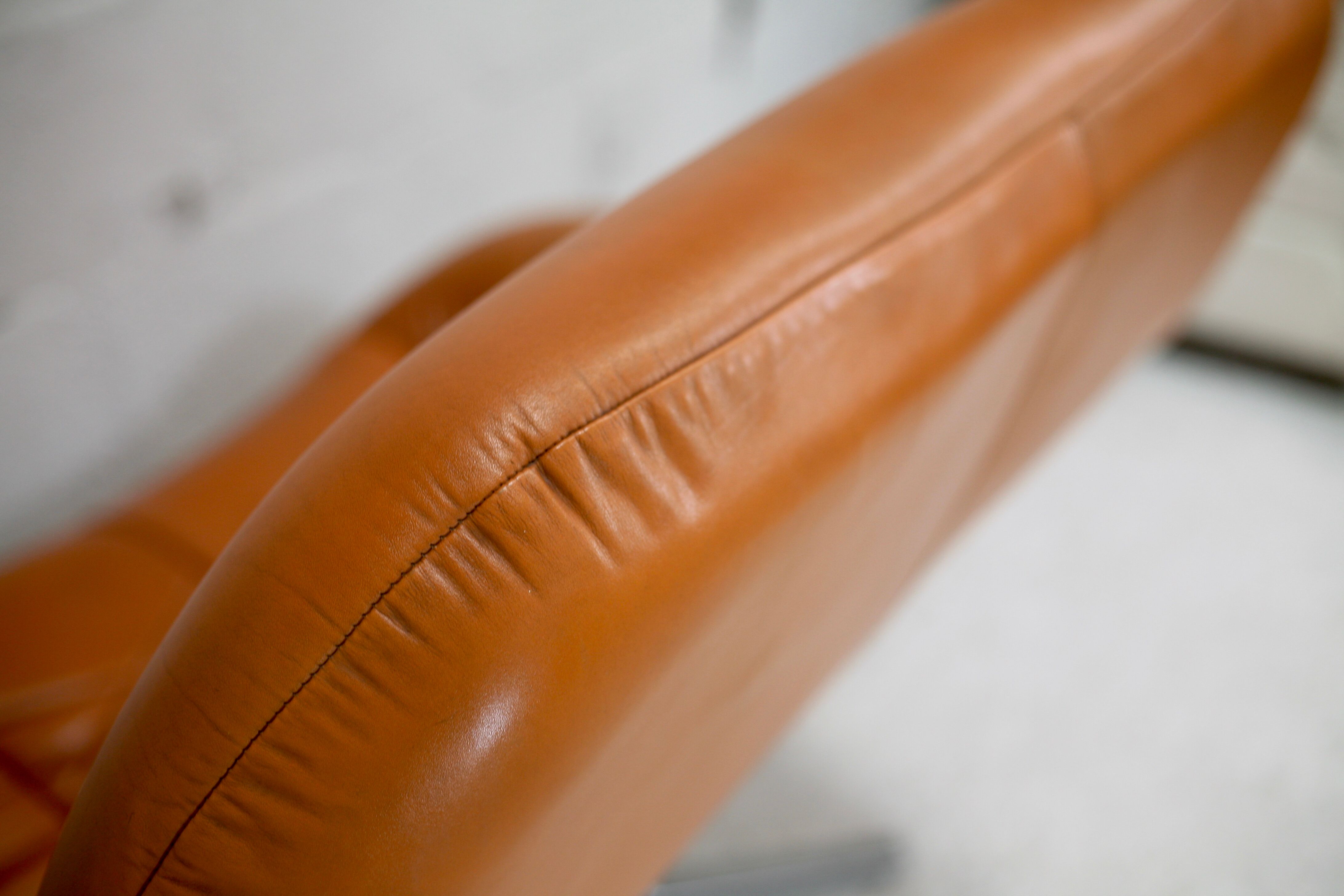 Sofa "space age". Leather, fiberglass, foam, steel. Circa 1970. Orange.