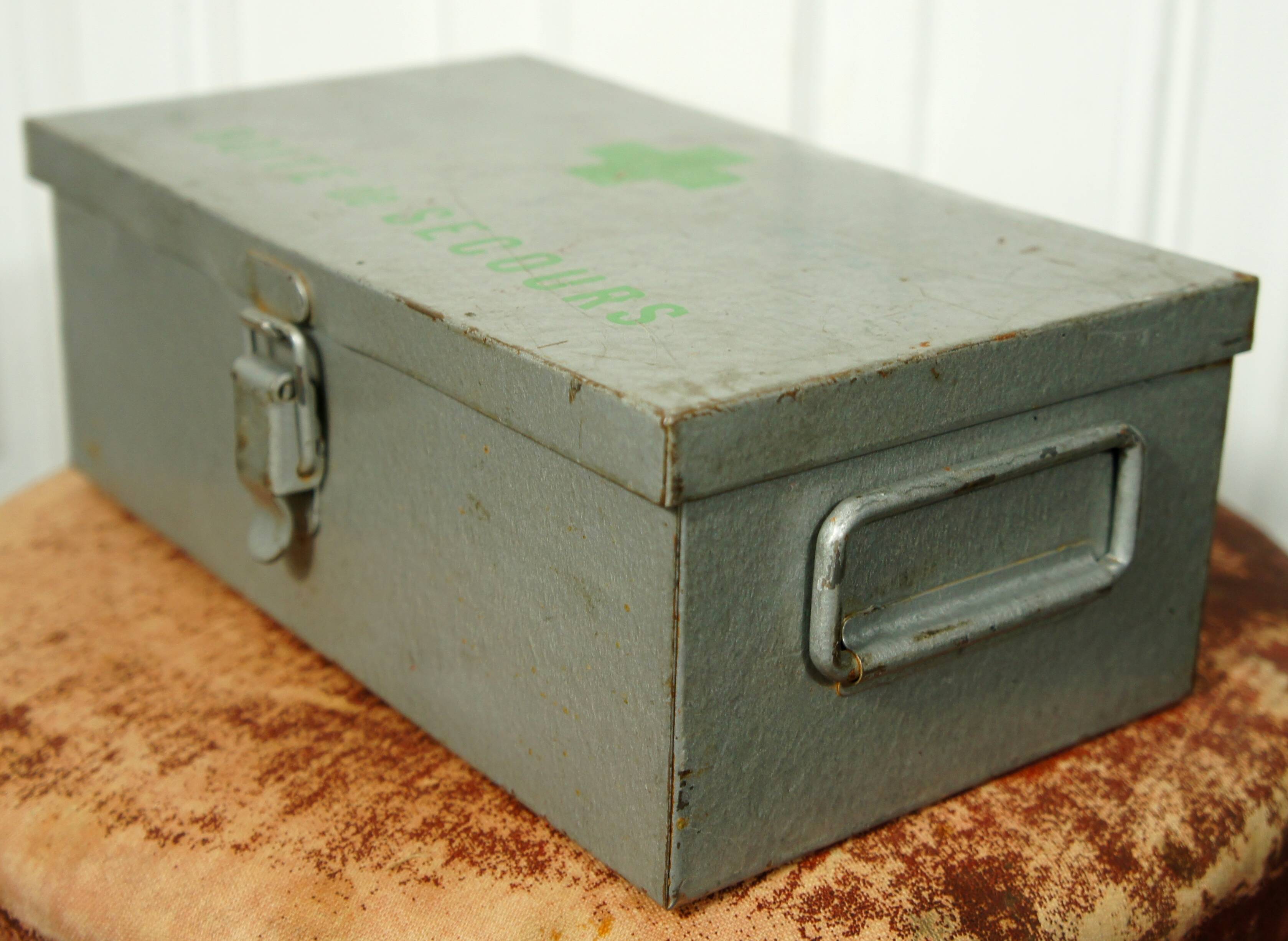 Boîte de secours valisette vintage en métal à décor croix verte