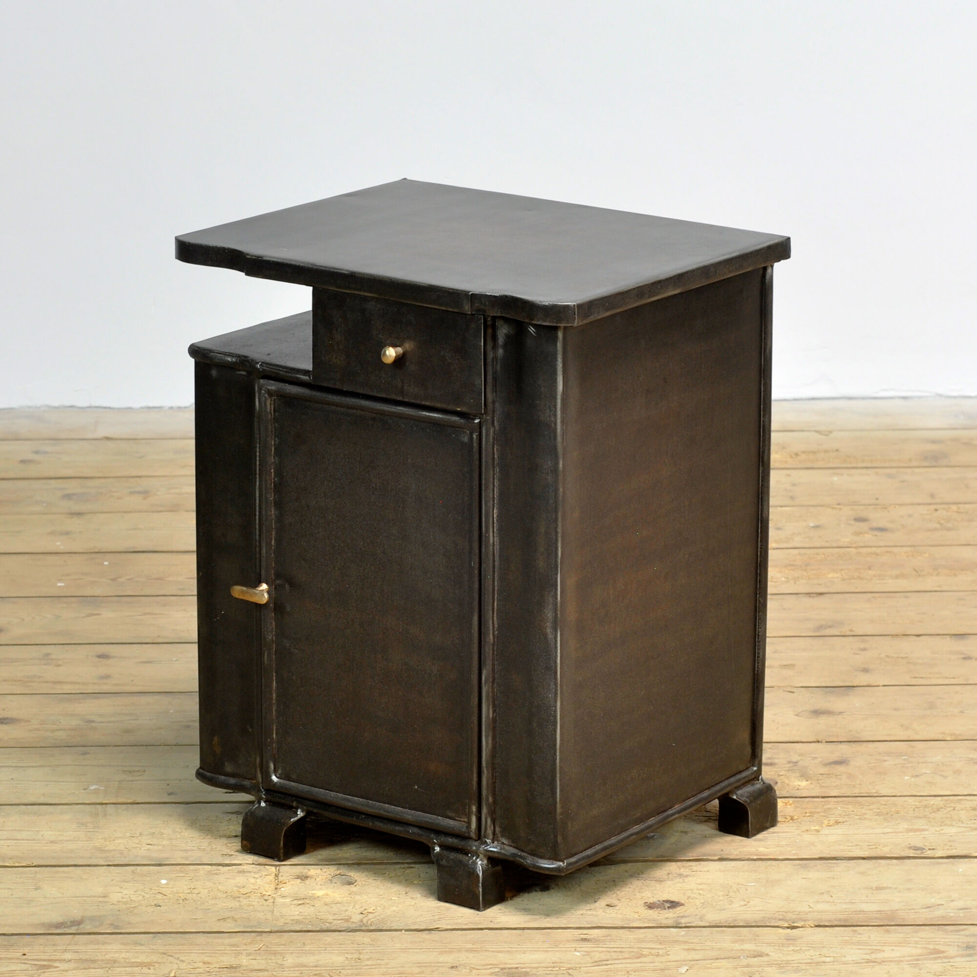 Table de chevet en fer, vers 1930