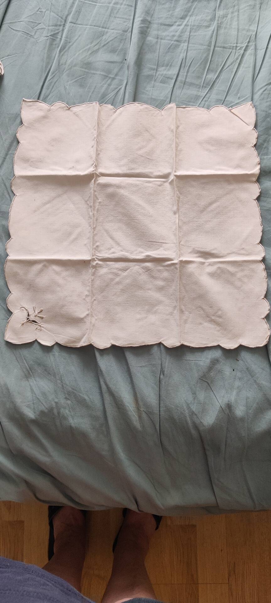 Embroidered tablecloth and its 12 napkins