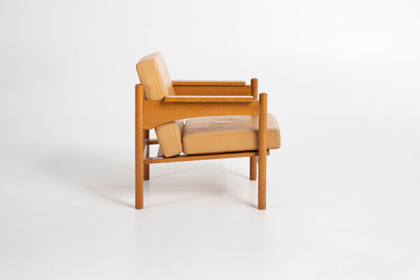 Paire de fauteuils en chêne et cuir par Uluv Krasna Jizba, années 1960