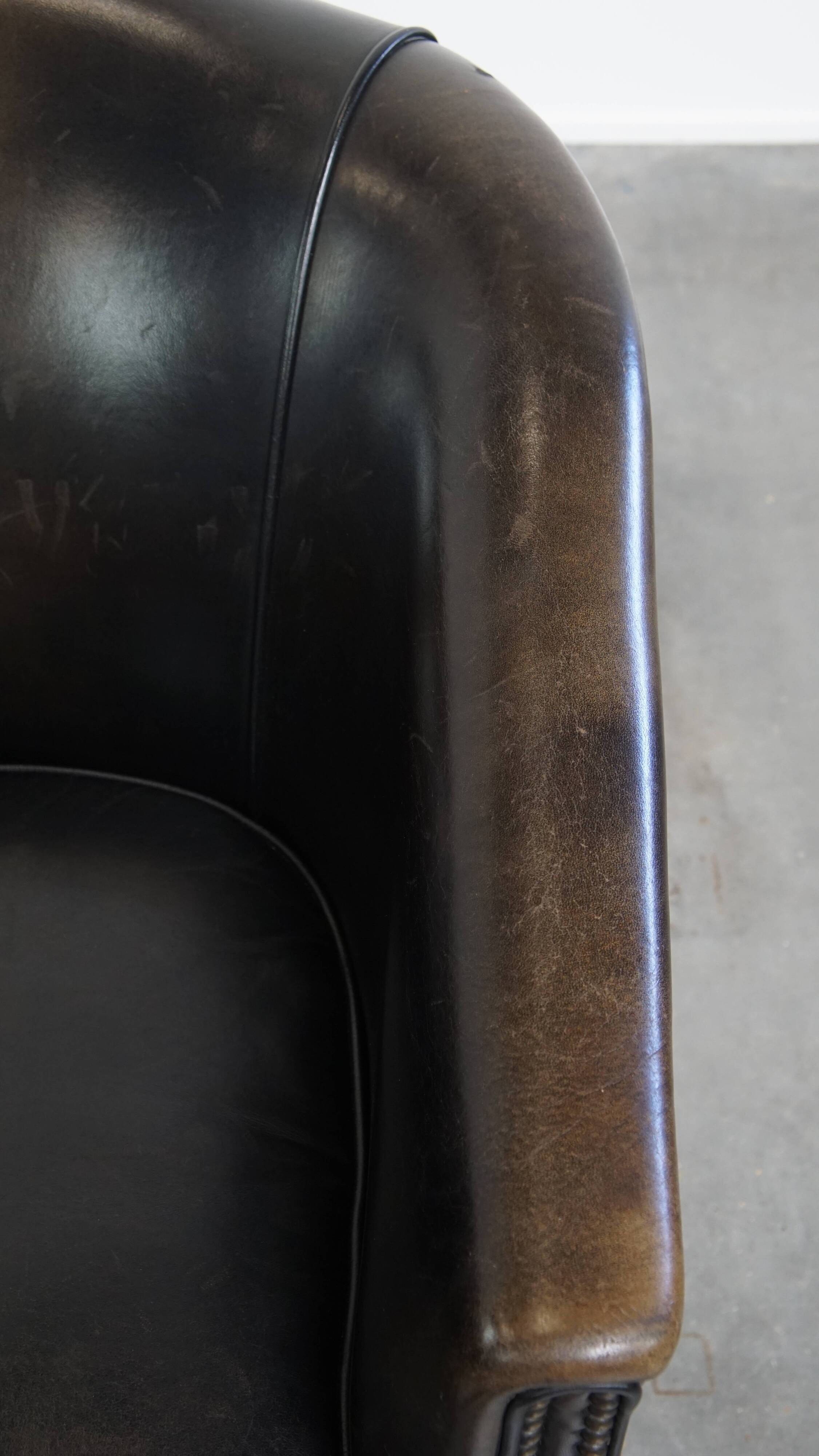 Fauteuil club noir/gris en cuir de mouton