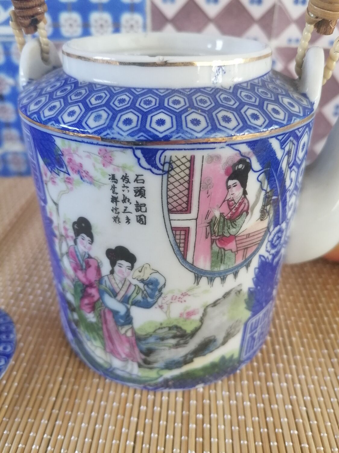 Japanese teapot "Geishas"