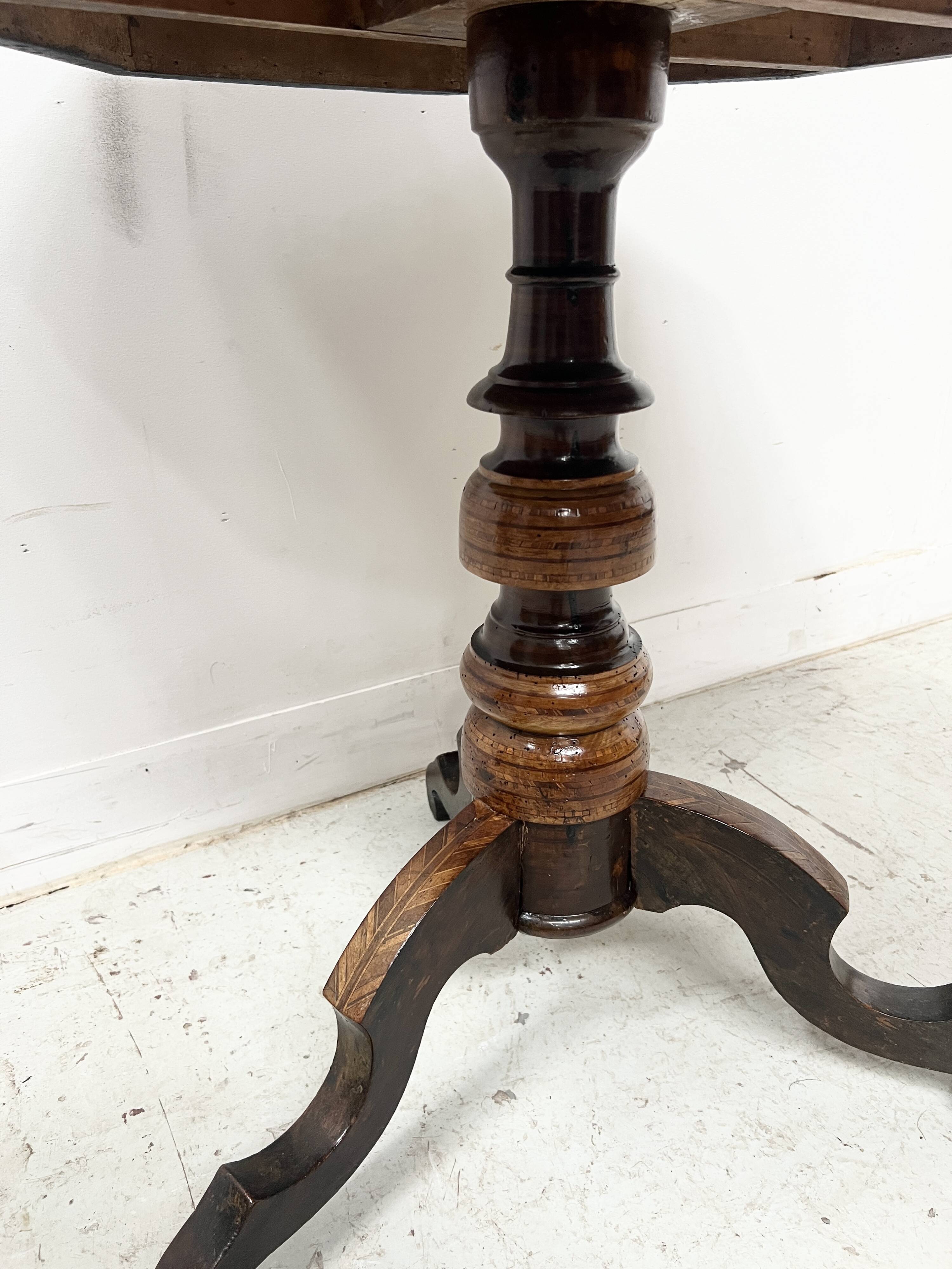 Octagonal pedestal table in marquetry, Italy, 19th century