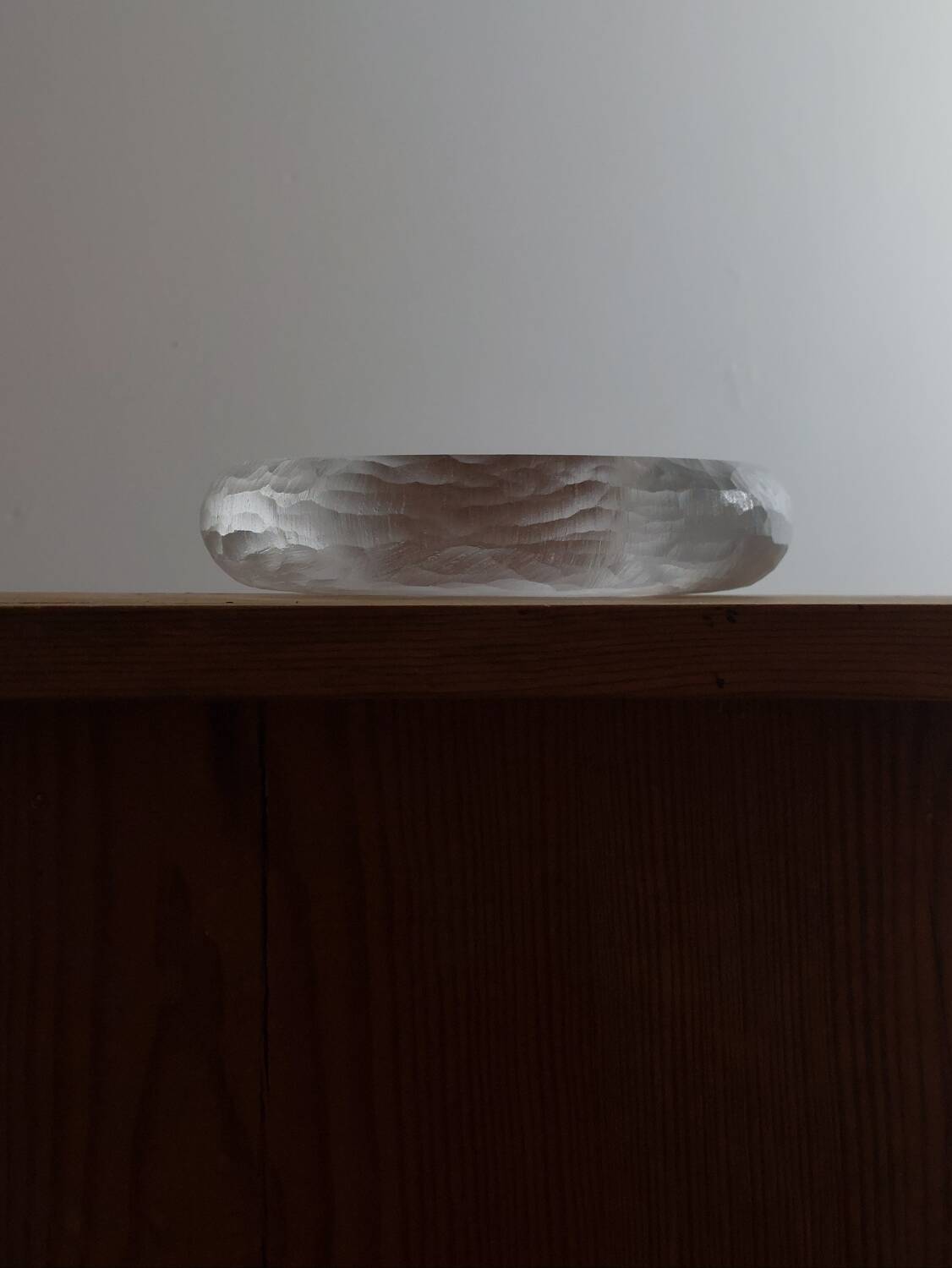 Cendrier vintage en verre de glace sculpté par Vicke Lindstrand pour Kosta Boda