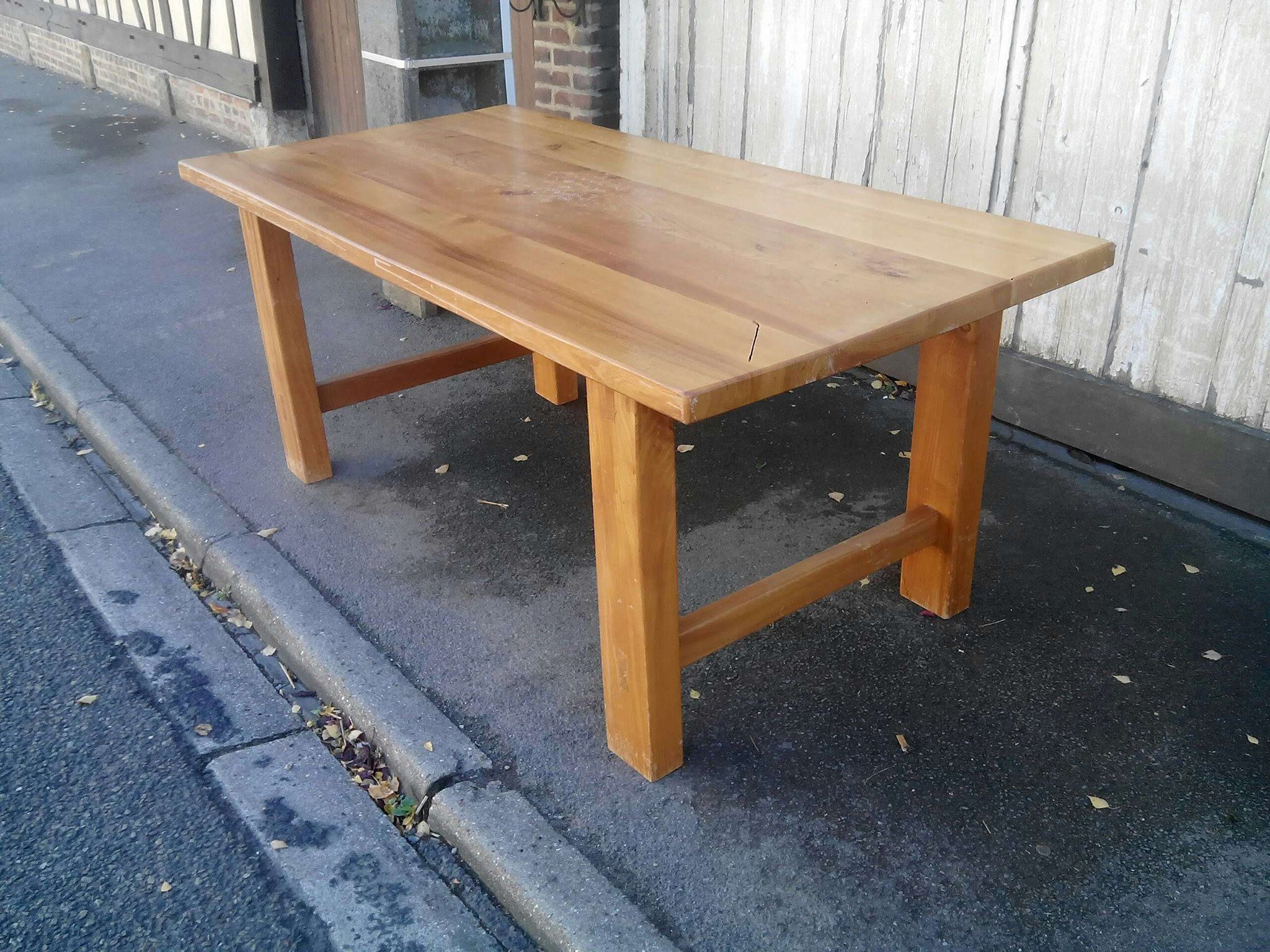 Table à manger en bois massif design brut