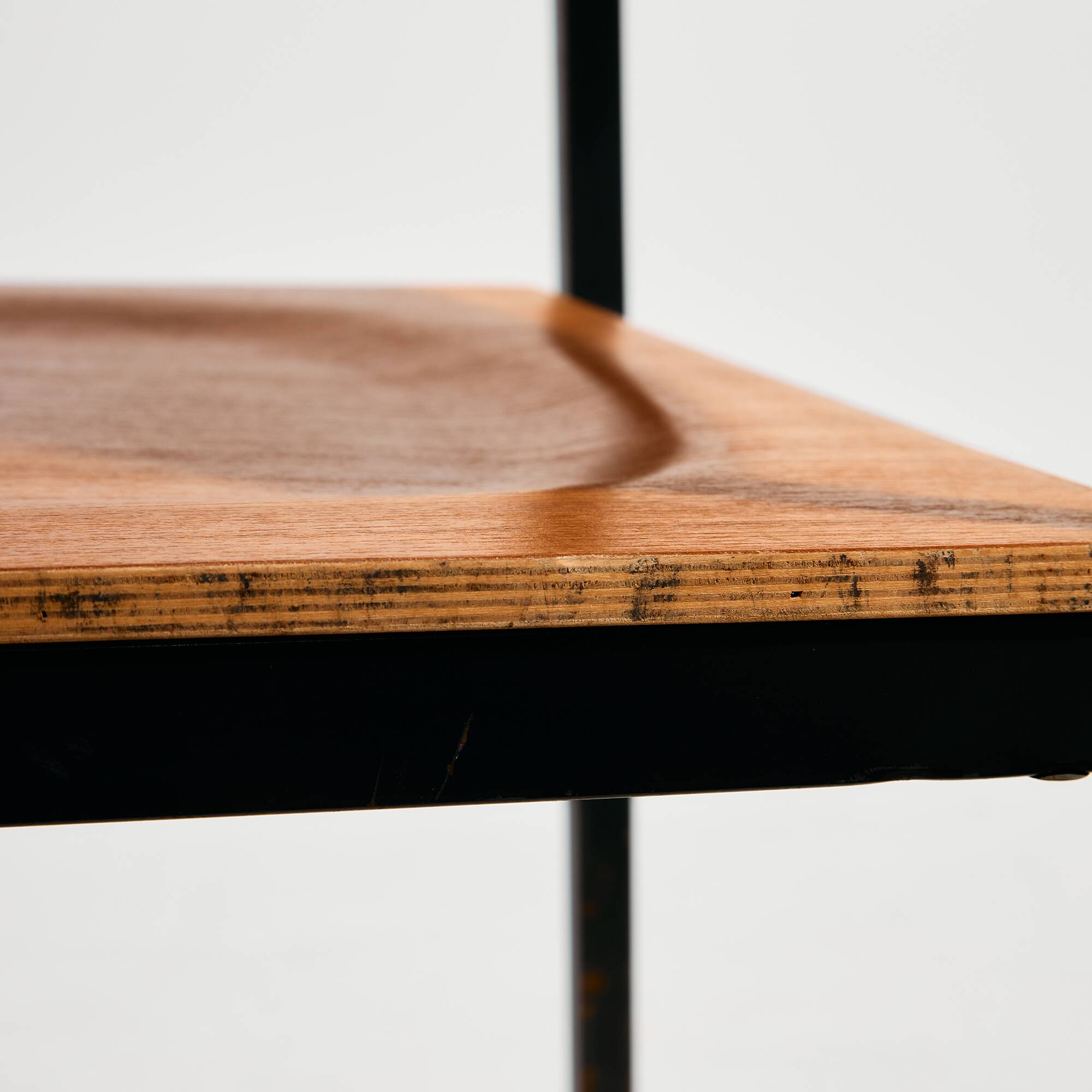 Chaise en teck sur base en métal