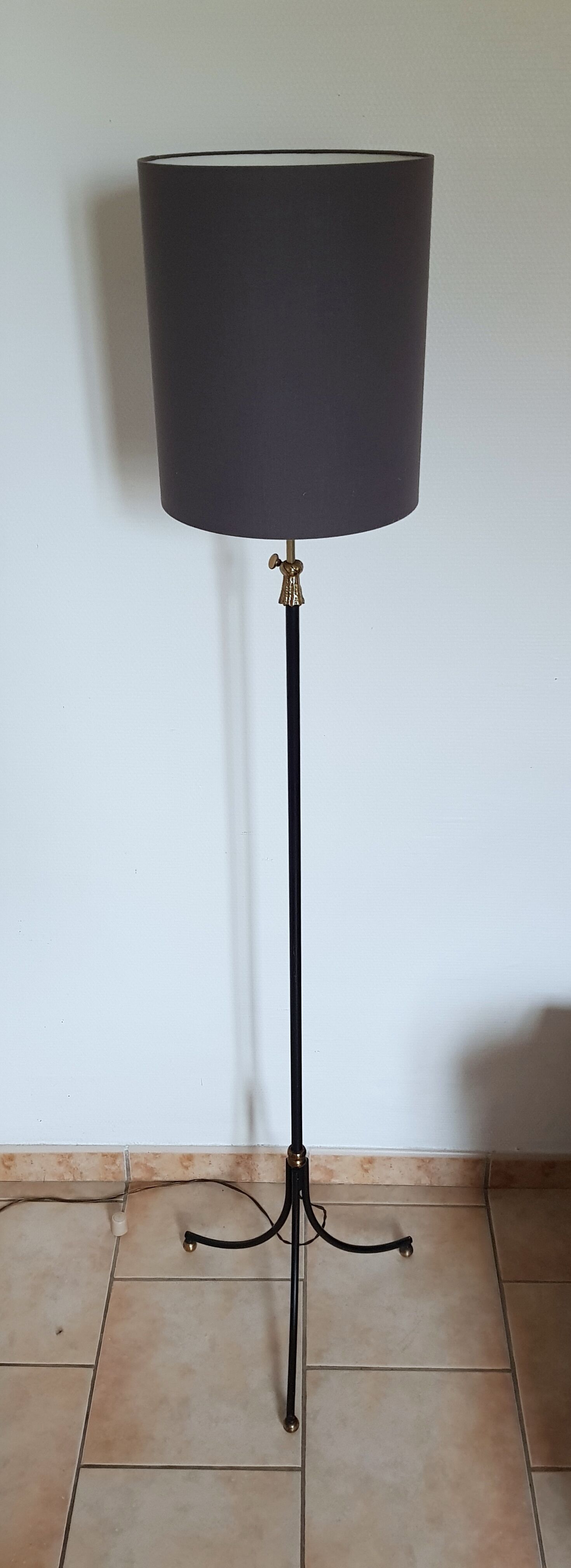 Tripod lamppost 1950