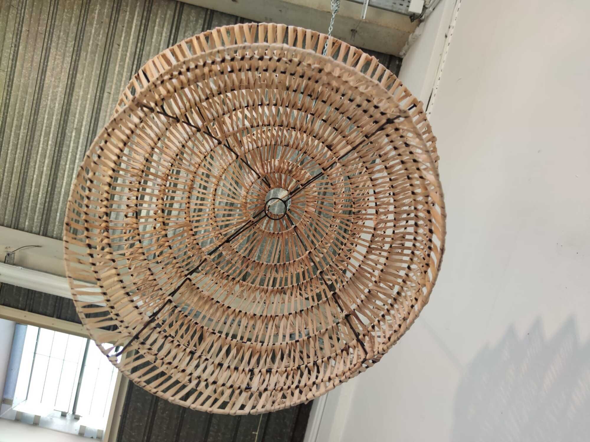 Braided rattan suspension in the shape of a natural accordion