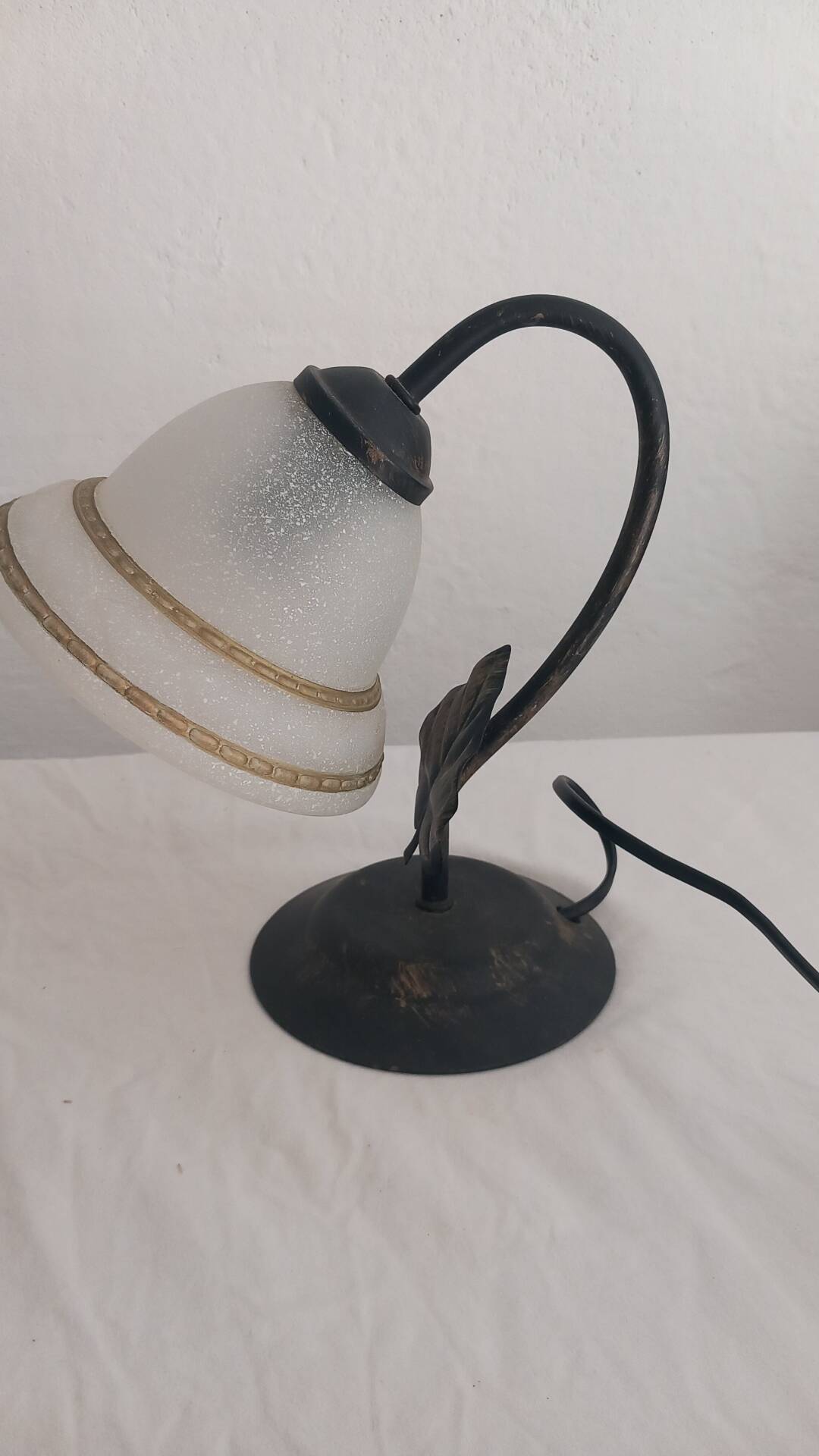 Pair of lamps in iron and satin glass – Florentine style / Art Nouveau