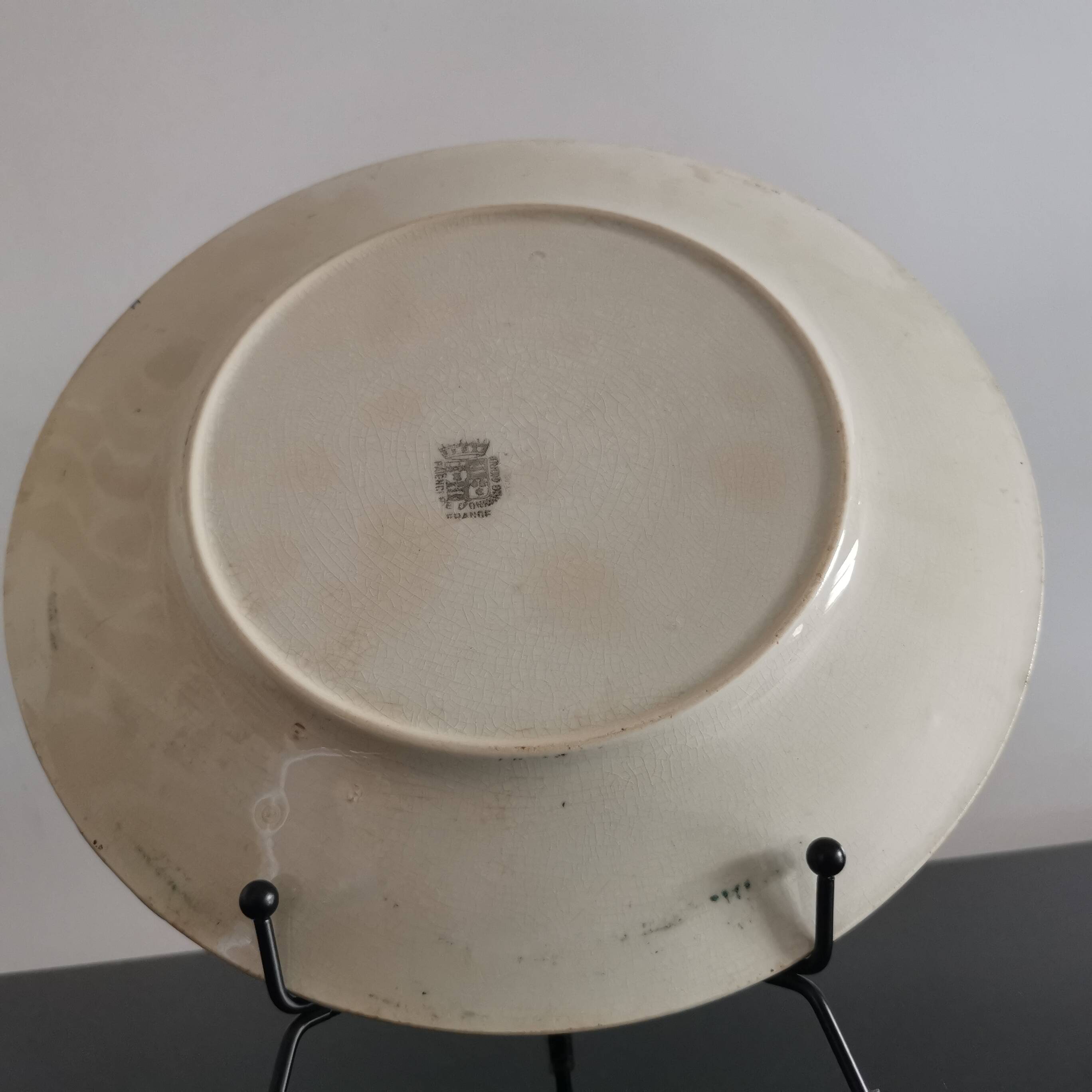 Assiettes plates Terre de Fer faïencerie d'Onnaing modèle "Roses Mousses" fin XIXème