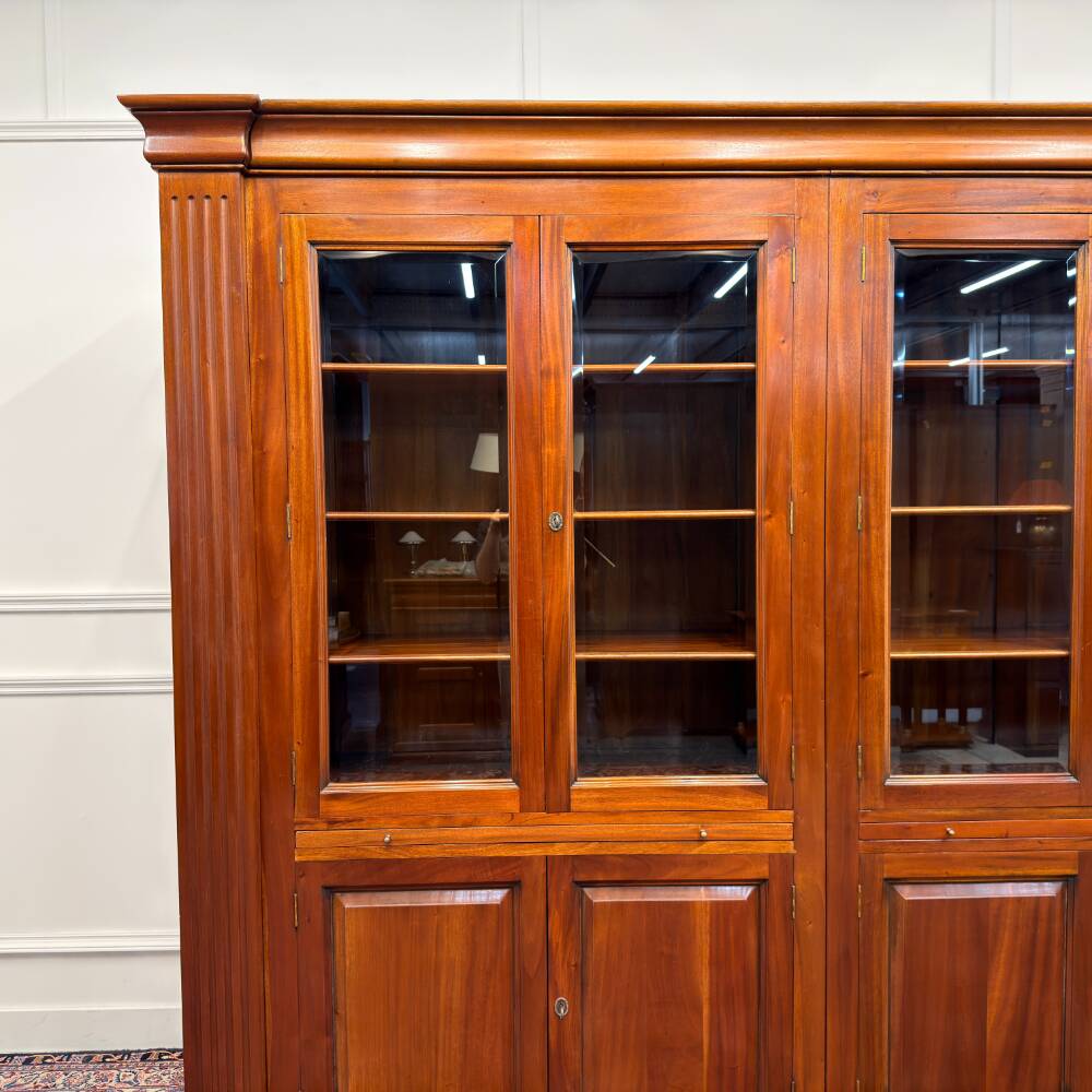 Bibliothèque anglaise classique avec colonnes