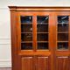 Bibliothèque anglaise classique avec colonnes
