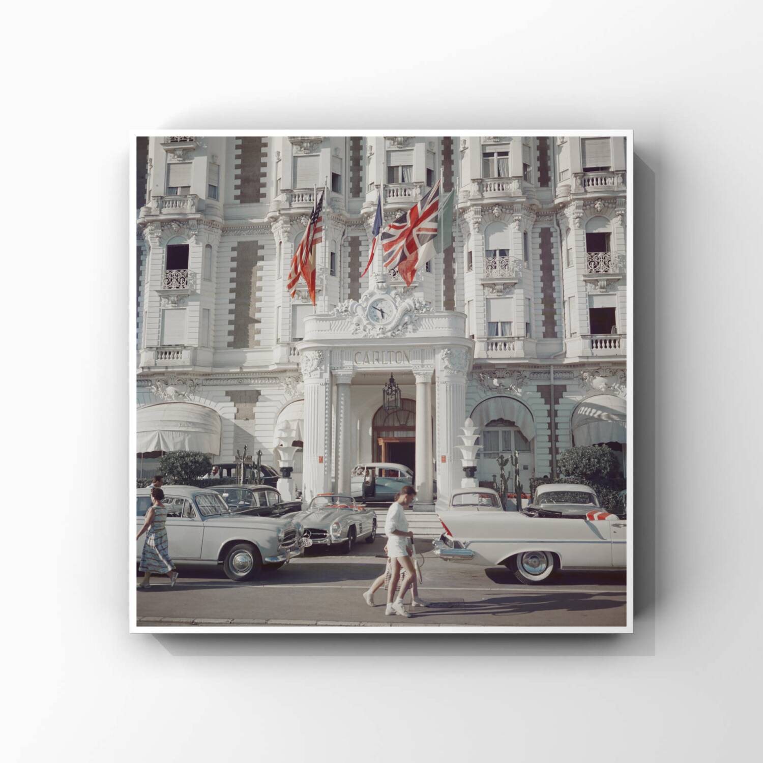 Slim Aarons – Photographie « Entrée de l'hôtel Carlton, Cannes 1958 »