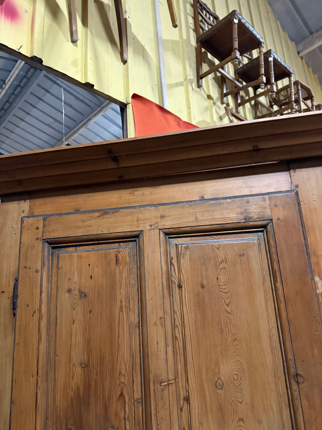 White wooden bonnetière