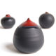 Trio de céramiques noires et rouge par Antonio Lampecco