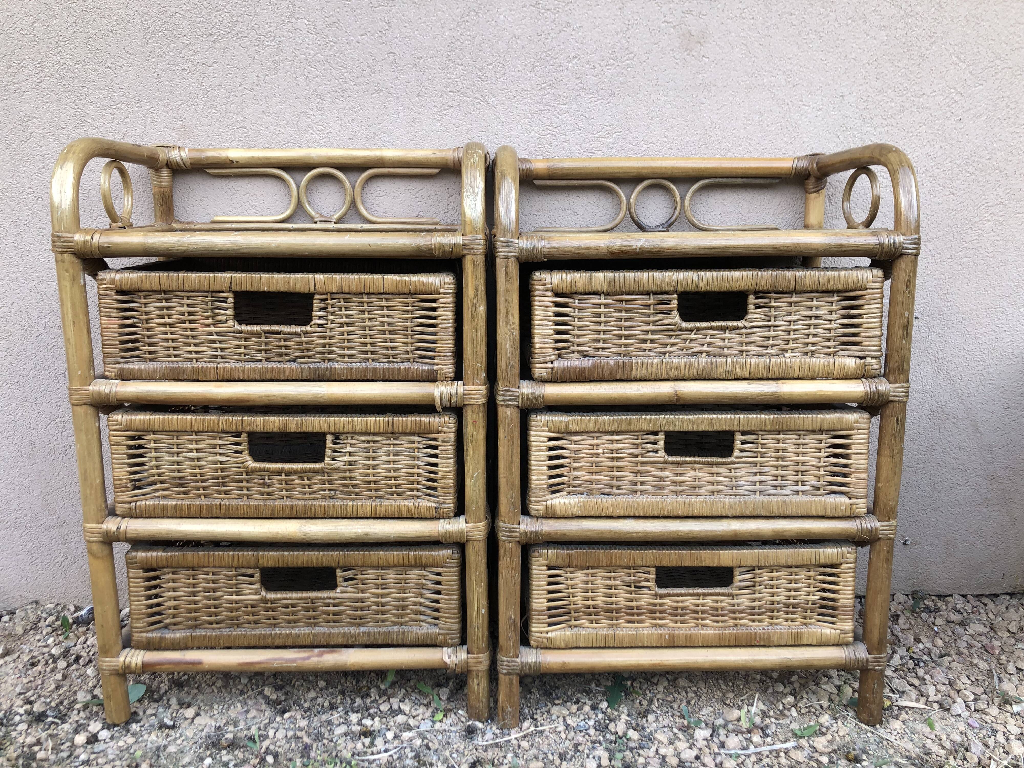 Paire de tables de chevet vintage, à 3 tiroirs, en bambou et rotin